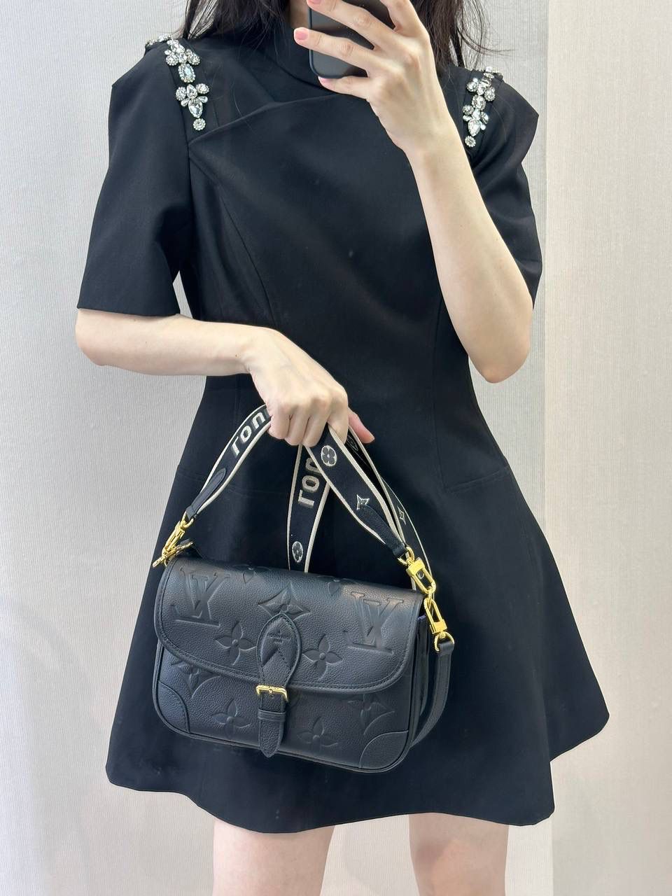 Diane 法棍全皮👜✨ 可以说是去年的一大王炸 是驴子家一年都在吸金的爆款！ 今年再次开发全新的压纹牛皮系列！😍💯 想必想再续辉煌哈~ 全新的设计将品牌标识织入可拆卸宽幅提花肩带，在可拆卸皮革肩背带之外再添斜挎选择，灵活契合优雅格调且试用性超强！短肩带即可腋下，又可满足手提！可谓是，功能性强大！ 尺寸 25×9×15cm