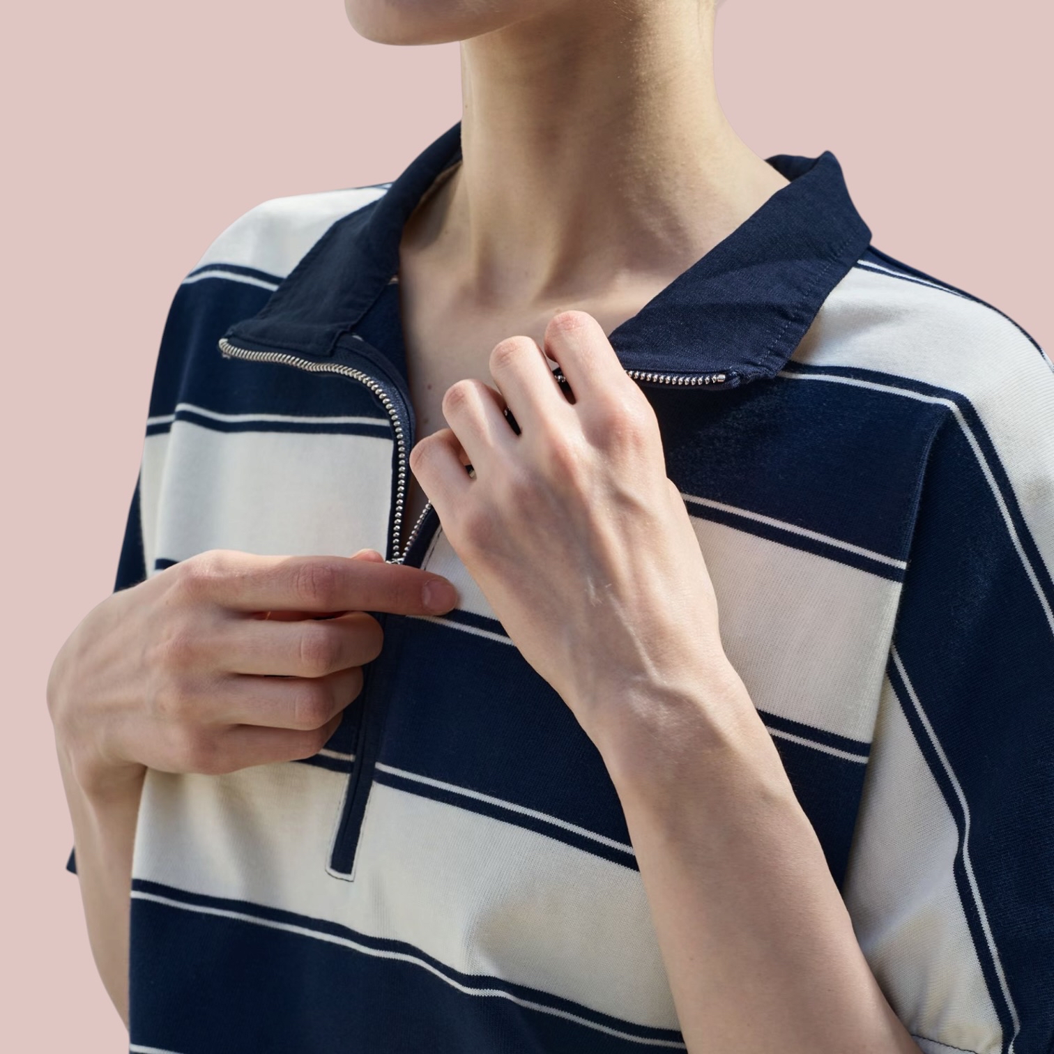 221485 粗間拉錬領Tee