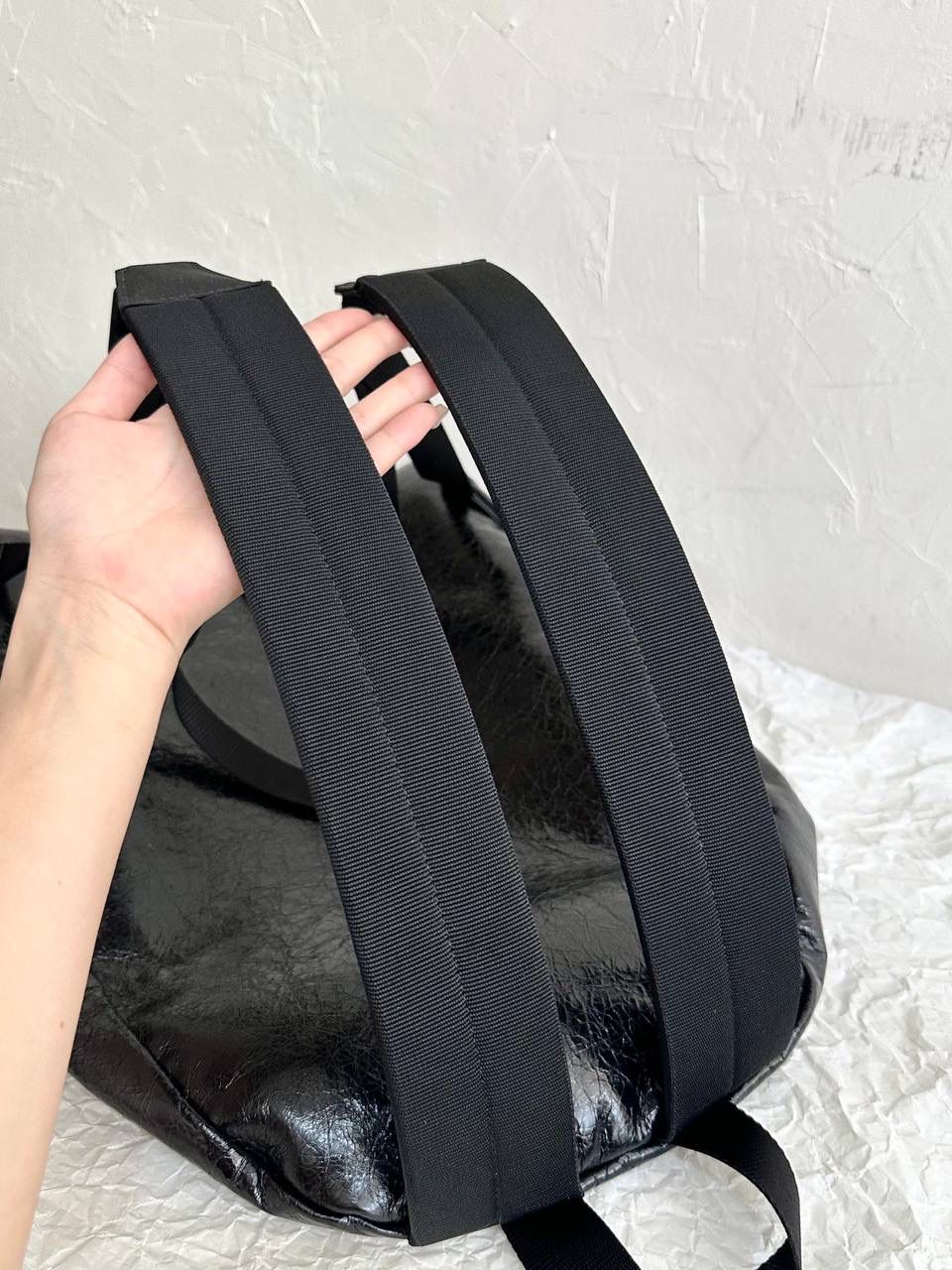 ba1enciaga explore 双肩包👣 其实日常就想背一个简单实用的双肩 而且质感还是需要好一些的，并且低调百搭的 这只explore 一定是一百分的 不出挑的版型真的很适合i人哈哈哈 电脑书本杂志通通都放得进 容量也是无敌大的，而且自重还轻哦～ 47×34.8×19.8cm503221m