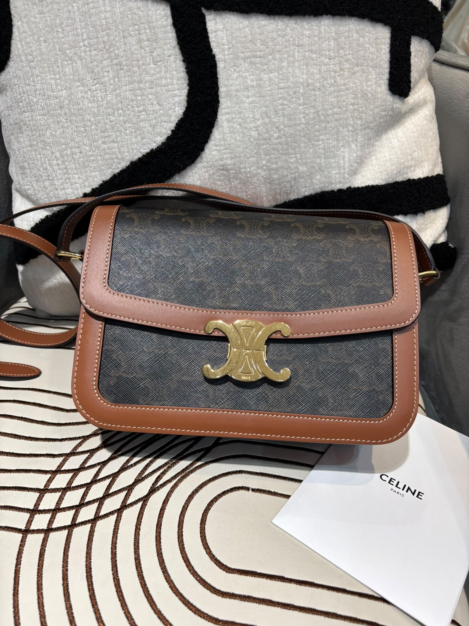 全新 Celine TRIOMPHE classic medium, 凱旋門金扣box,100%Authentic,brand new 全新 ✅專門店收據✅Dust bag ✅Box