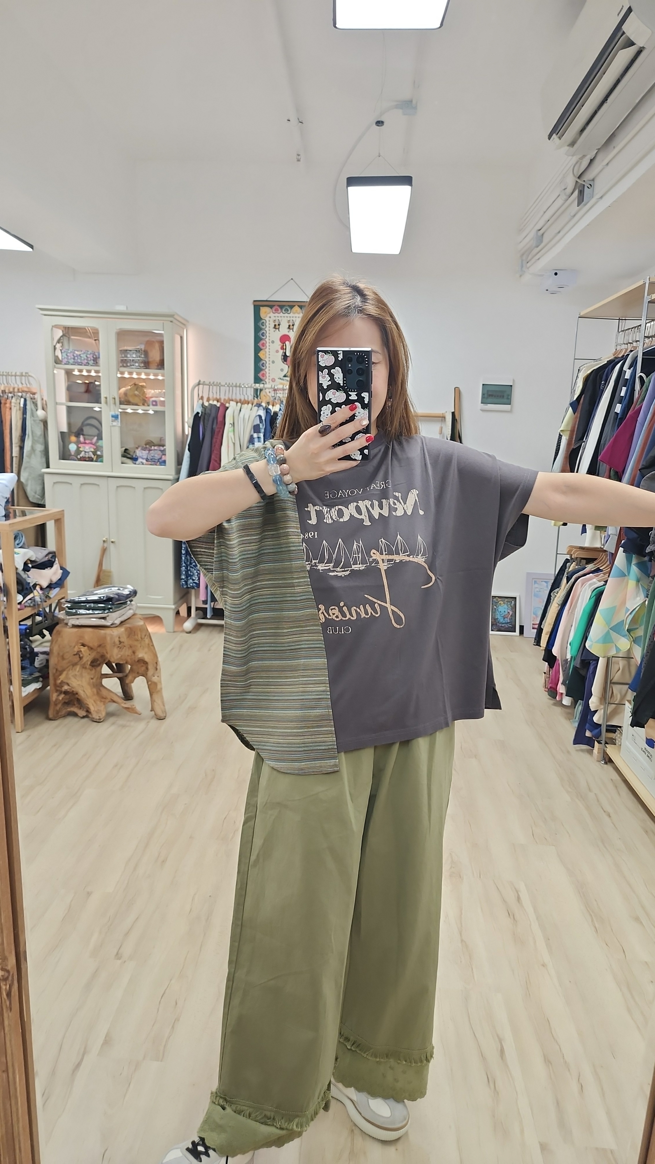 日牌炭灰拼布綠橫間印圖Tee