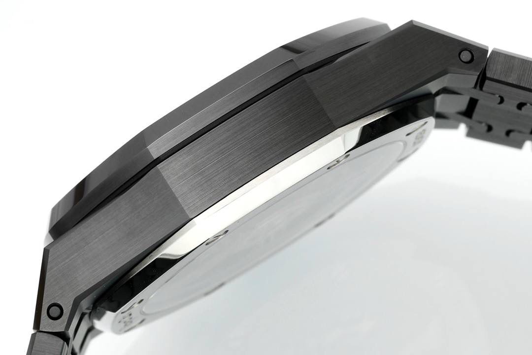 🚀新品爱彼皇家橡树系列26240系列，是一款41毫米精钢自动上链计时码表，搭载APS开发自研Calibre 4401一体机芯，具备飞返计时、小时/分钟/小秒显示及日期功能。其标志性八角形表圈配以八颗六角螺丝，搭配“Grande Tapisserie”大型格纹表盘，层次感鲜明。一体式精钢表链延续了1972年首款皇家橡树的经典设计，兼具运动与优雅。全新开发一体机芯采用导柱轮与垂直离合结构，振频28,800次/小时，与原版完全一致，动力储存约70小时，防水深度50米。AP融合高级制表工艺与前卫美学，是奢华运动腕表的典范之作。💯🔥🔥