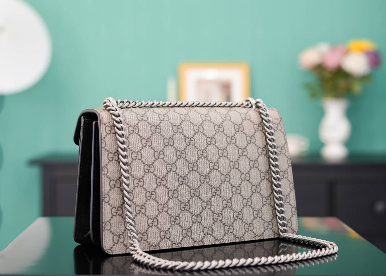 🥯GG Dionysus系列小号手袋酒神 老花黑 28cm GG家入门级小包推荐，酒神里面的经典基础款 经典酒神扣搭配原厂小牛皮 出镜率非常高 简直是穿搭利器 官方款号 476432 尺寸迷你：16.5x10x4cm 尺寸小号：28x17x9cm