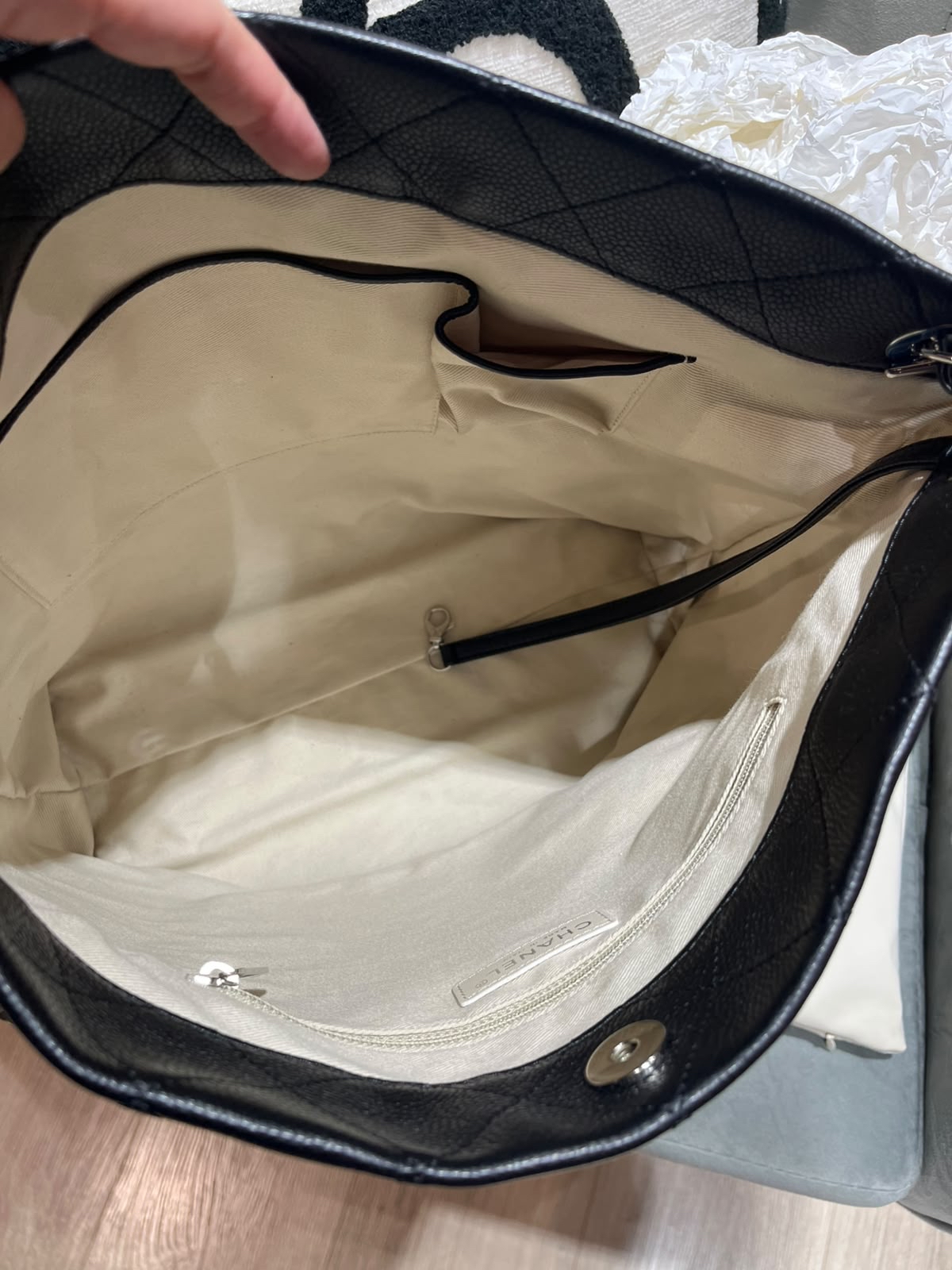 Chanel Shoulder Bag Calfskin 黑色魚子醬牛皮100%Authentic, 98%New ✅19 Card✅Dust bag