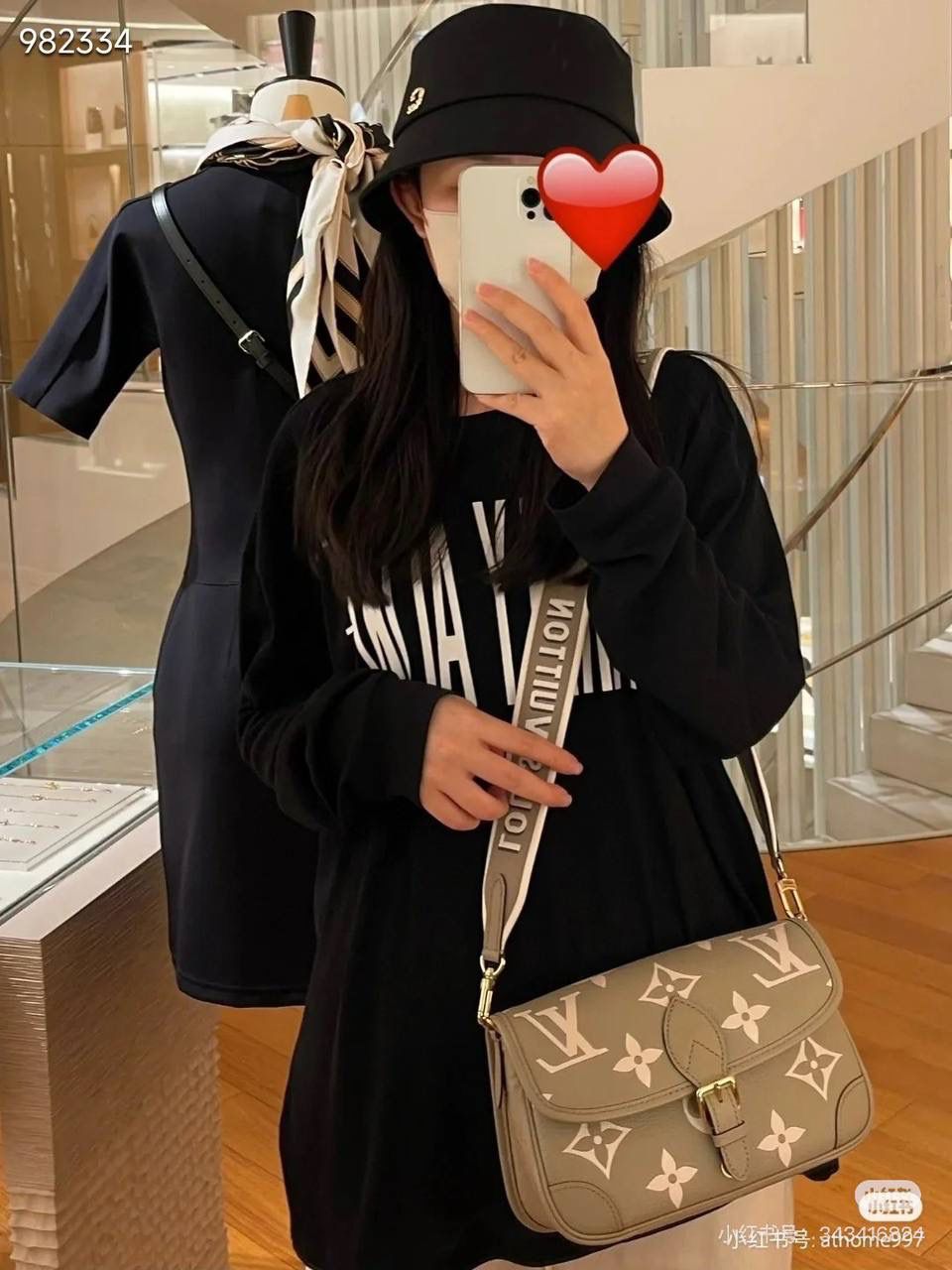 Diane 法棍全皮👜✨ 可以说是去年的一大王炸 是驴子家一年都在吸金的爆款！ 今年再次开发全新的压纹牛皮系列！😍💯 想必想再续辉煌哈~ 全新的设计将品牌标识织入可拆卸宽幅提花肩带，在可拆卸皮革肩背带之外再添斜挎选择，灵活契合优雅格调且试用性超强！短肩带即可腋下，又可满足手提！可谓是，功能性强大！ 尺寸 25×9×15cm