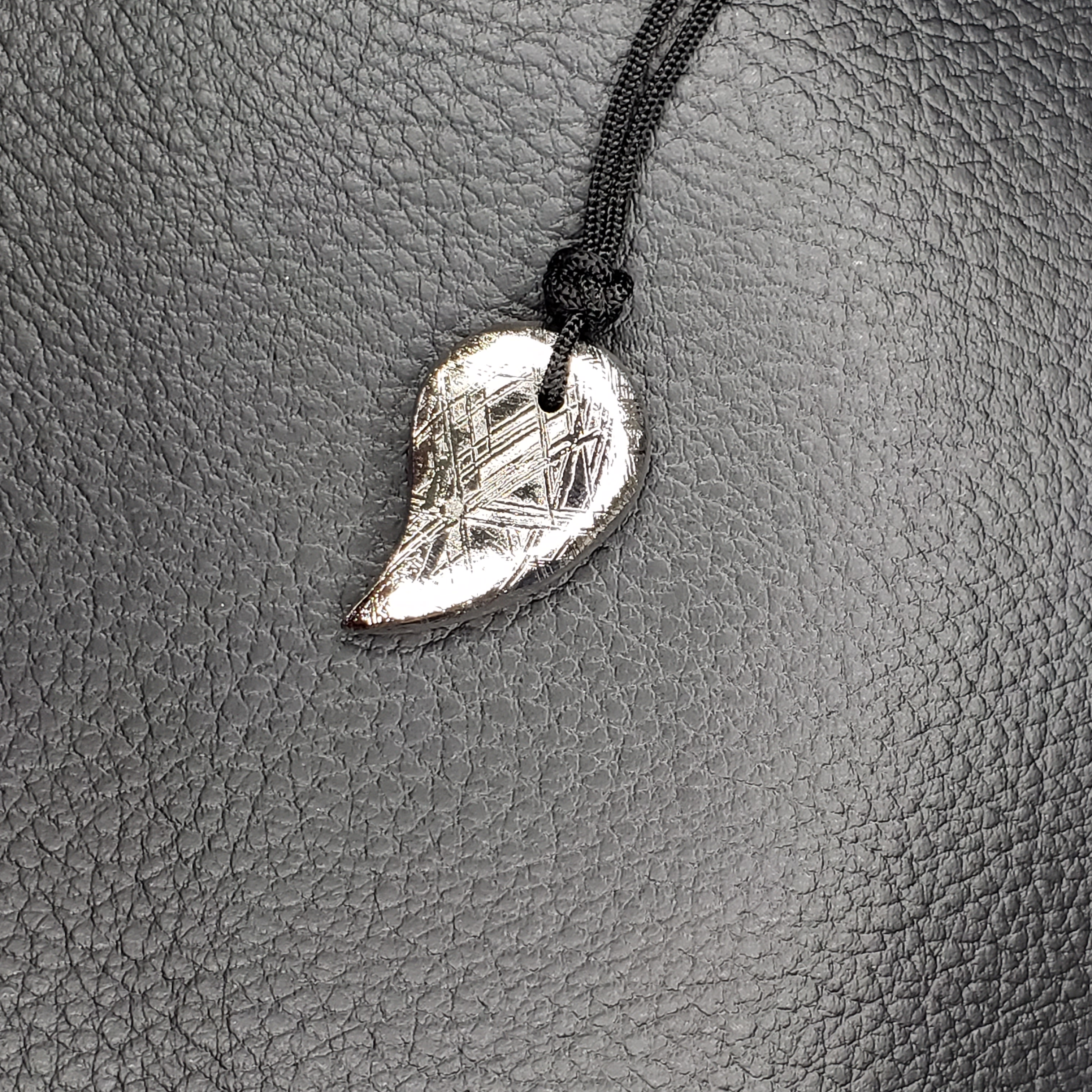 天鐵隕石勾玉吊飾