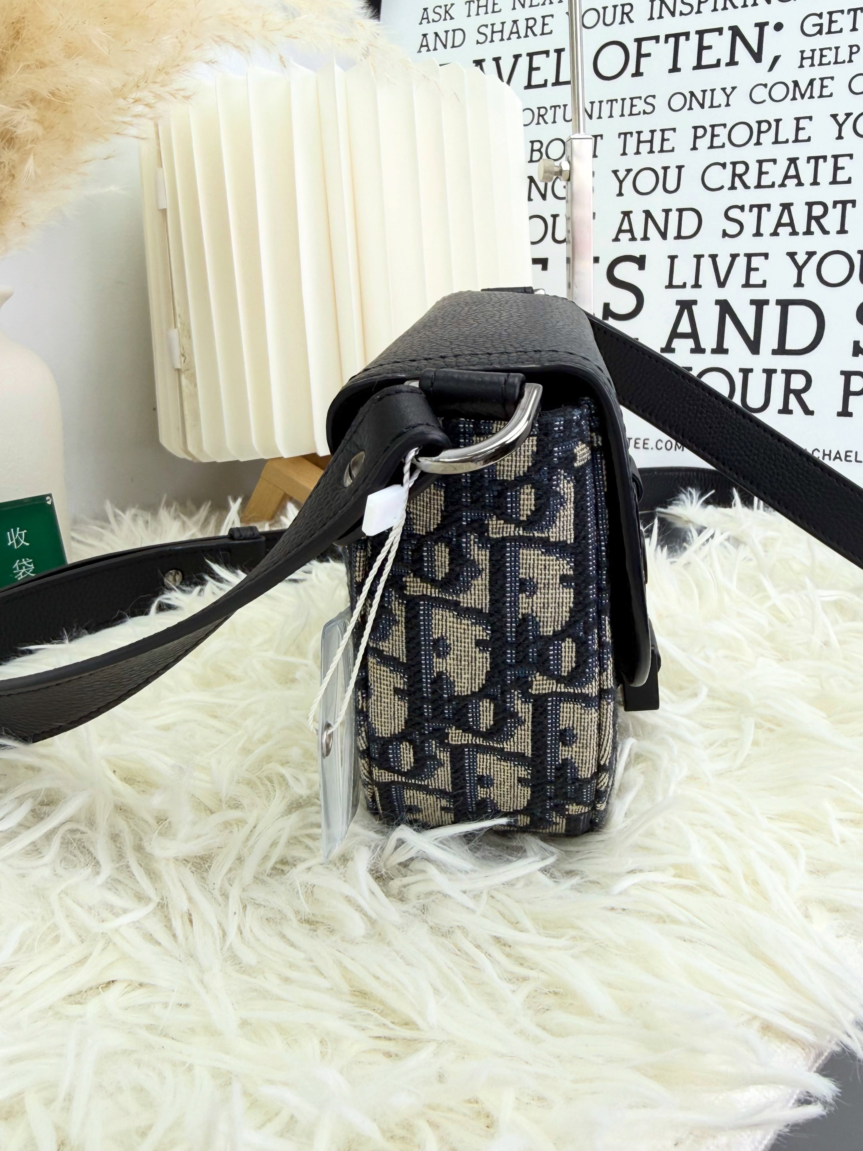 Dior🛍️PRE OWNED👜 Saddle 米白色緹花郵差包 2025年單 全套有單🖤  20*5.5*13.5cm  配件 - 塵袋、盒、2025年專門店單🫶🏻 💰價錢 - $11980  #收袋王  喜歡的話快點pm/whatsapp 我們💓 銷售熱線51111 321（whatsapp)  我們服務包括有：手袋飾物回收、手袋置換(一換一、一換多也可以） 、專業手袋鑑證、專業手袋護理  購買方法 🏢親臨門市 荃灣南豐中心11樓44室（荃灣地鐵站a出口1分鐘到）敬請預約 ❤️只賣正品正貨，任驗💓🫰🏻 ❤️‍🔥本店為香港註冊公司絕對真貨，信心保證👍🏻 🫰🏻本店設有鑑證服務，有駐場鑑證師  ✨歡迎追蹤我哋各個平台緊貼最新優惠x貨品🔥😍 👇🏻👇🏻👇🏻👇🏻👇🏻👇🏻👇🏻👇🏻  ⭐️Instagram: aoaocave  🌈Facebook: aoaocave收袋王  🔥Carousell: acluxuryhk  👆🏻👆🏻👆🏻👆🏻👆🏻👆🏻👆🏻👆🏻  ___________________________  Disclaimer🫰🏻All trademarks and copyrights are reserved to the original brand holders. @AOAOCAVE sells only authentic goods and is not affiliated with any of the brands mentioned.  @AOAOCAVE 跟任何品牌無關，而且沒有持有任何品牌資版權，亦沒有與任何品牌合作。所有商標及版權歸屬於品牌坊所有，帖子只作分享用途。  #aoaocave #手袋回收 #名牌買賣