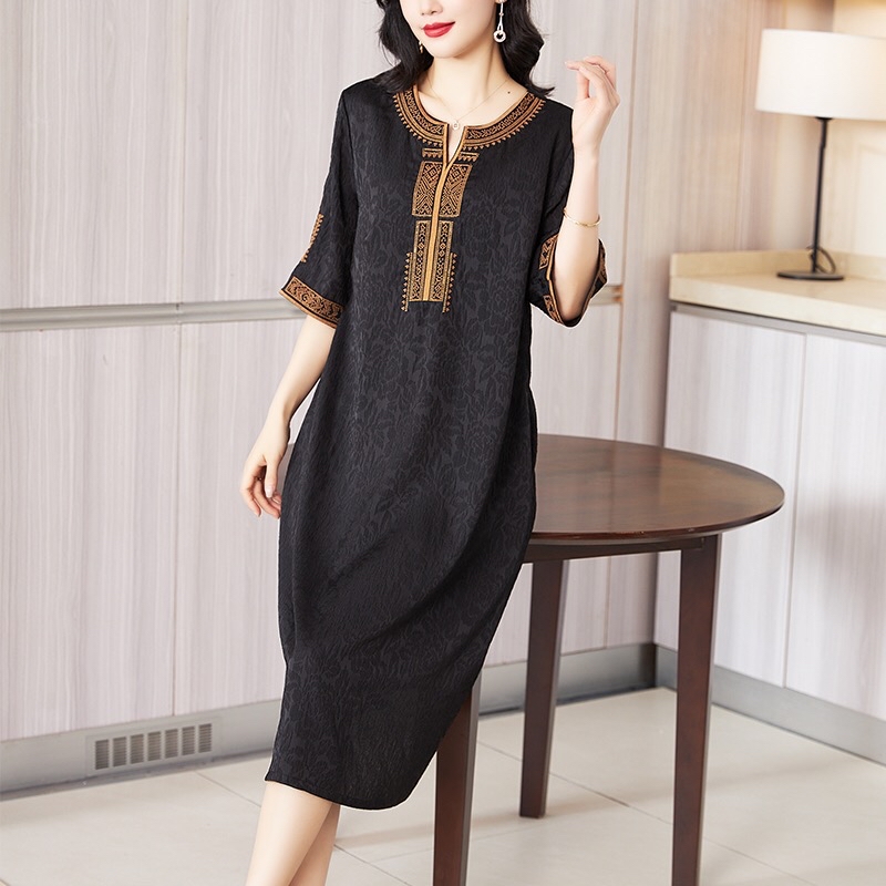 B17(9512) 新中式气质香云纱刺撞色绣边领与袖黑连身裙