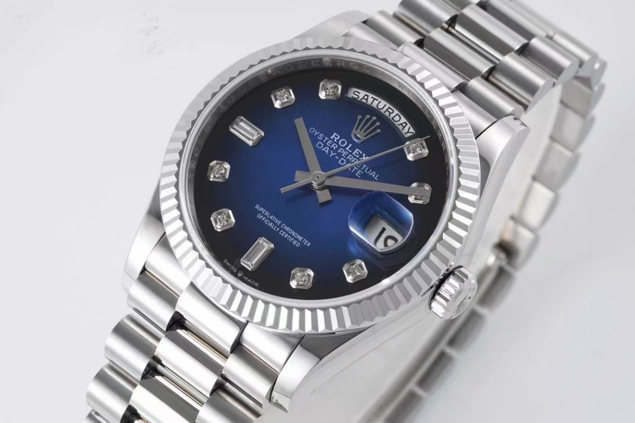 劳力士 ROLEX 日志系列36mm 🎮EA1 星期日志型36系列 1⃣️搭配2836机芯，品质稳定可靠； 2⃣️与原装一致厚度11mm：表径36mm；【修正市场其它版本不足，市场其它版本尺寸厚度不对，一眼假】 3⃣️表盘设有18ct金，镶钻石，6及9点钟位置镶方形钻石；🎮 4⃣️ 一体成型中层表壳，旋入式底盖及上链表冠； 5⃣️顶级做工，每条表带与表耳完美契合，给予手腕最高的舒适度； 每个极致的细节都是工厂匠心开发的诚意！！