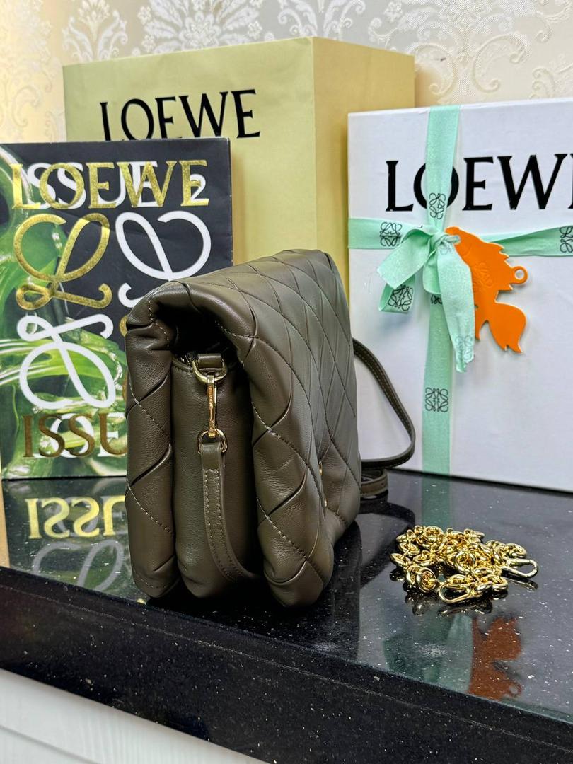 👉🏻羊皮【𝘗𝘶𝘧𝘧𝘦𝘳 𝘎𝘰𝘺𝘢】 —深卡其绿❤️ 编码：012122 尺寸：𝟐𝟑-𝟗-𝟏𝟕𝐜𝐦 ❤️采用轻柔纳帕小羊皮，经过裁剪、缝制和手工编织制成，内里一个主要隔层，一个拉链口袋和一个插袋。 ❤️配有可拆卸的金属甜甜圈链条和一条可拆卸可调节的皮革带子。可肩背和手拿