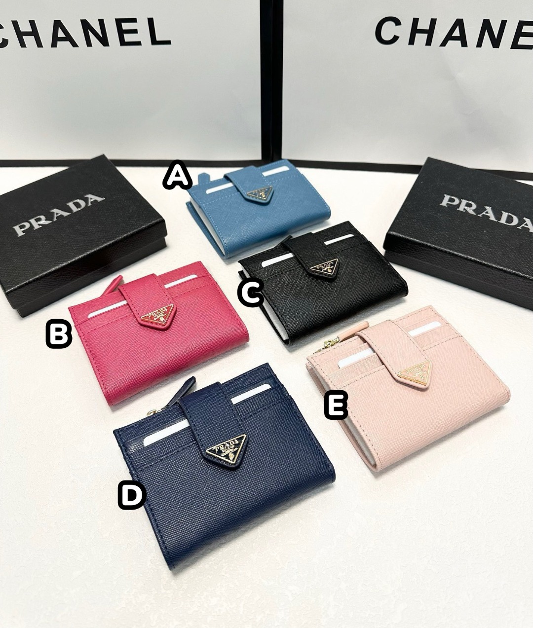 PRADA 三角標誌皮革卡包