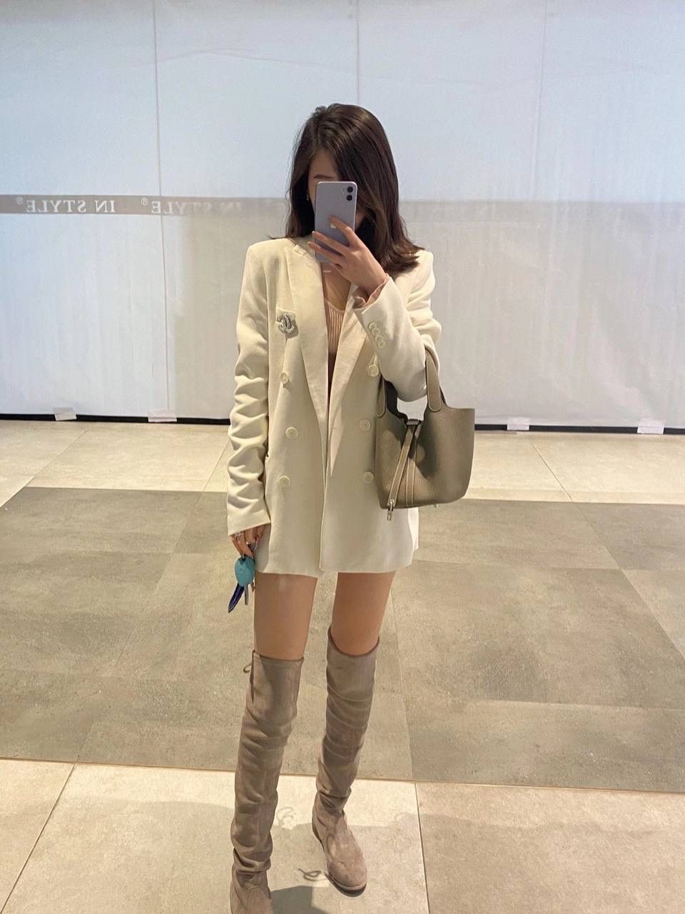 H正式上线！ 大象灰18cm金扣 独家渠道货！手机实拍！独家背景！ 纯手工制作、细工慢活、工匠精神雕刻的艺术精品！ 尺寸：18 X 19 X 13.5cm