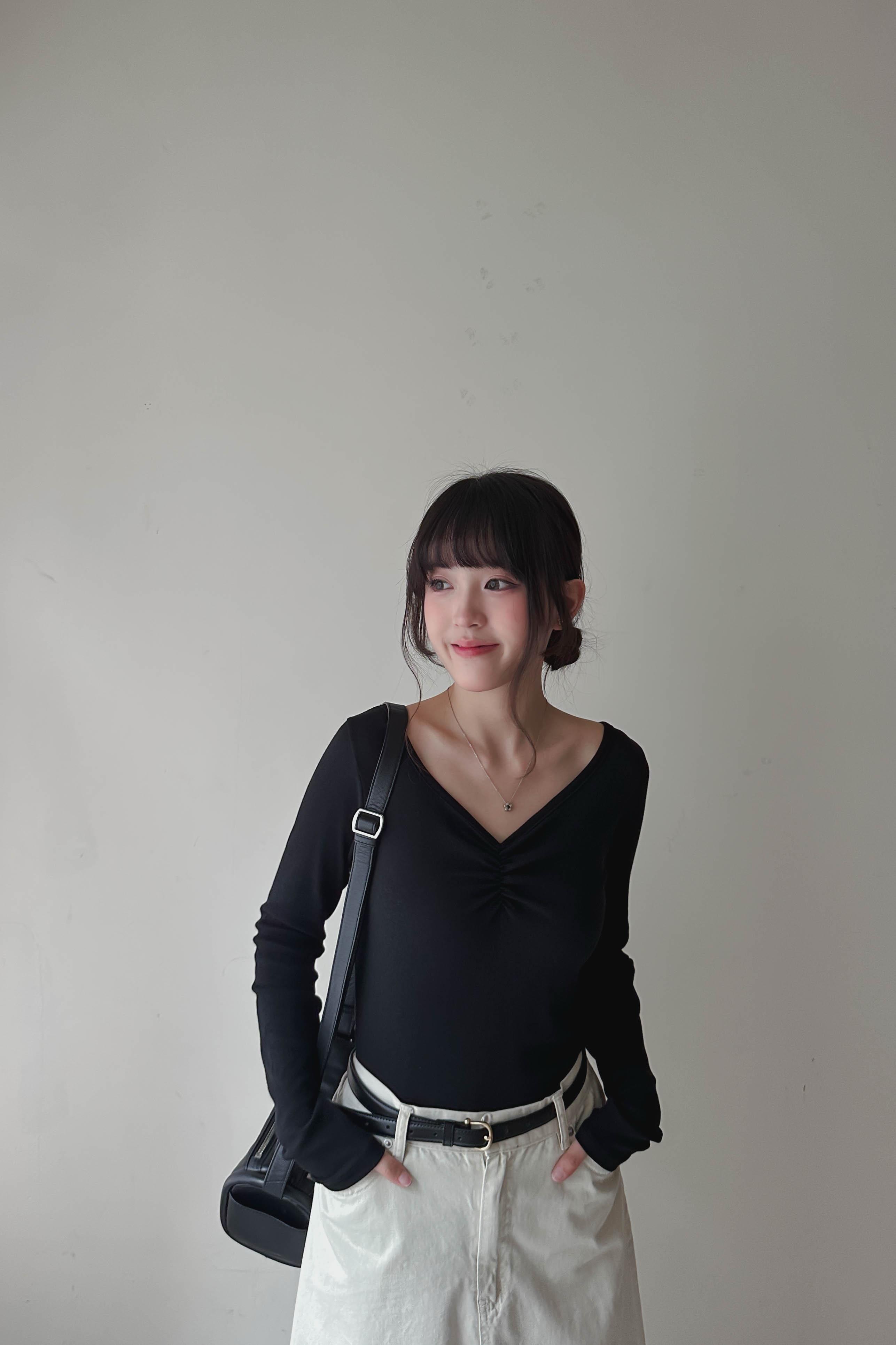 顯瘦!! 抓褶V領修身上衣 (兩色入)