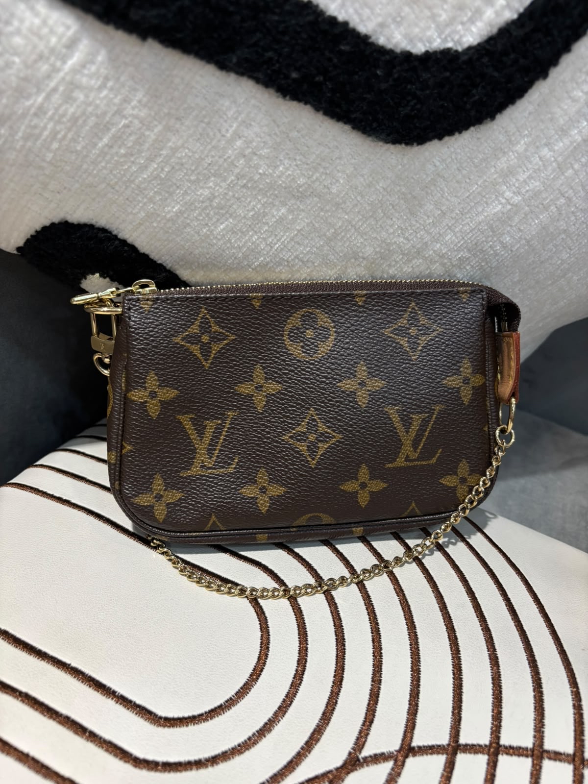Lv mini pochette chain bag monogram ,100%AUTHENTIC, 98%new 