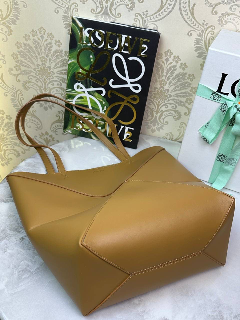 *𝐏𝐮𝐳𝐳𝐥𝐞 𝐅𝐨𝐥𝐝折叠手袋👜*（暖沙黄） ——全新【𝗡𝗘𝗪】升级‼️ 延续经典𝙋𝙪𝙯𝙯𝙡𝙚的标志性几何裁剪设计，新晋顶流🅰️𝙋𝙪𝙯𝙯𝙡𝙚 𝙁𝙤𝙡𝙚 𝙏𝙤𝙩𝙚以折纸包为灵感，升级成🉑完全折叠‼️的结构，立体与平面任意切换，出差旅行🧳必备单品。小牛皮材质轻且柔软，𝐌𝐢𝐧𝐢尺寸搭配一条可拆卸式肩带，手提，肩背，斜挎多样化背法✨ 尺寸：𝟐𝟓.𝟓-𝟏𝟒.𝟓-𝟑𝟏.𝟓𝐜𝐦 款号：052316