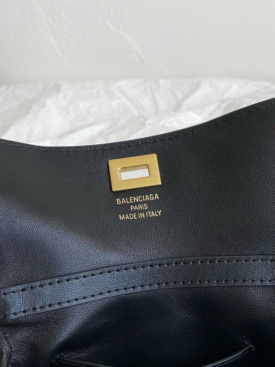 爆款🔥 ba1enciaga rodeo nano 黑色🖤 巨巨巨可爱的小rodeo 有没有拒绝不了包包变成小废包大小的姐妹！ 真的超级无敌cute，尖叫中～～ 但是，我想说的是，人家可不说小废包 它是可以装下iPhone pro的超实用mini bag📱 (plus不行哈🙅🏻‍♂️) 手提着出街就像拎着个小挂件 还有链条肩带可以肩背⛓ 家里有小千金的话 mini包还能和宝贝女儿共享🩷🩷 画面不要太治愈☺️☺️ 必须zp开发的啦，所有细节正确且对版哈！ 16×9.9×4.5cm819429m