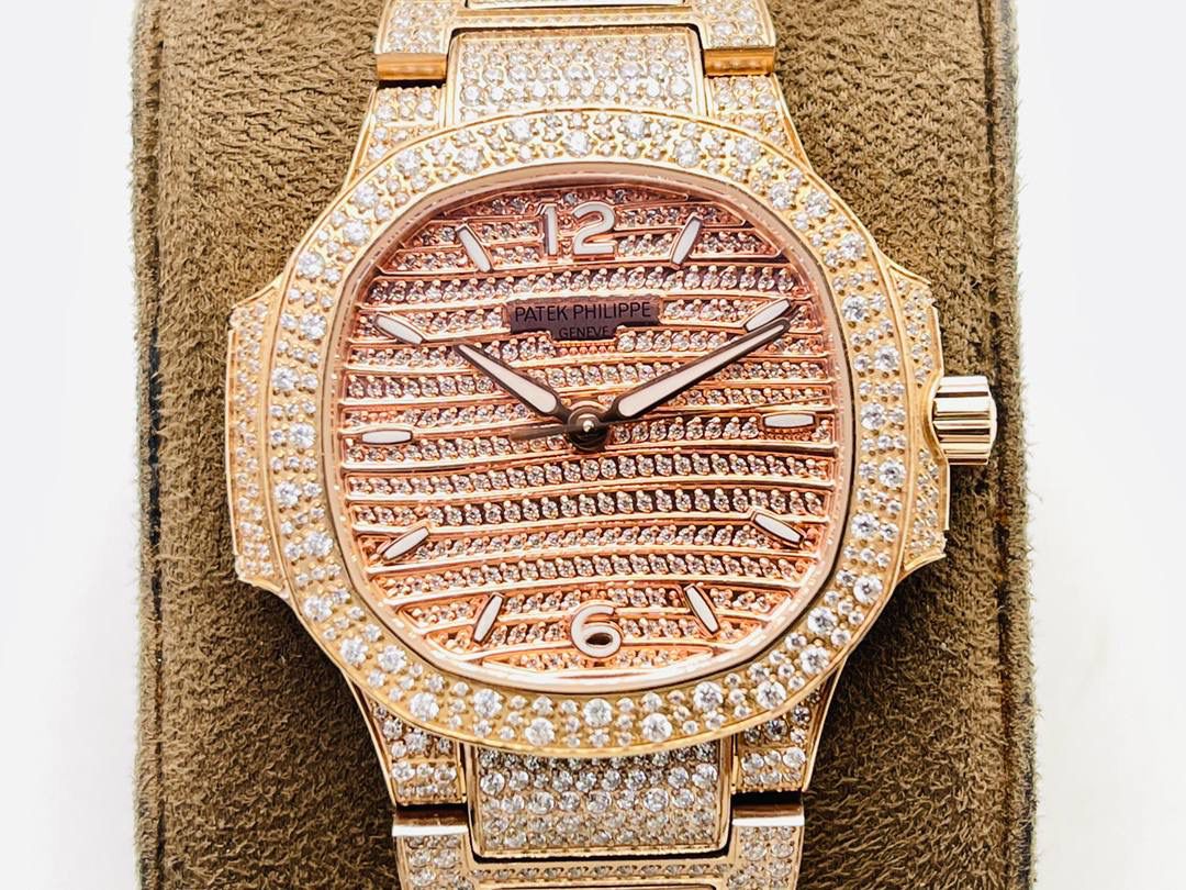 —百达.翡丽7118女士鹦鹉螺 满钻限量款 少量到货，限量供应（全身采用八心八箭天然奥宝水钻）😍😍 1⃣️腕表:定制9015改324 S自动一体上链机械机芯，中心大秒针！ 2⃣️表盘:密镶钻，拥有286颗钻 3⃣️表壳:密镶拥有518颗钻，拥有蓝宝石水晶透盖。 4⃣️直径35.2MM！ 5⃣️表链:采用拥有1729钻采用罕见的“不规则雪花镶钻”工艺，令腕表更添耀眼光彩，这项工艺需要将大小各异的钻镶嵌并固定到位，尽可能隐匿每颗钻之前的贵金属痕迹。 6⃣️顶配鹦鹉螺7118满天星！ 目前算是最奢华的女款鹦鹉螺 应该没有人能拒绝了它了吧？ 雪花❄️镶钻全身 不仅是表盘，表带都是雪花镶钻总之一个字“闪”（白色为真空炉内白金，玫色为真空炉内纳米玫瑰金）