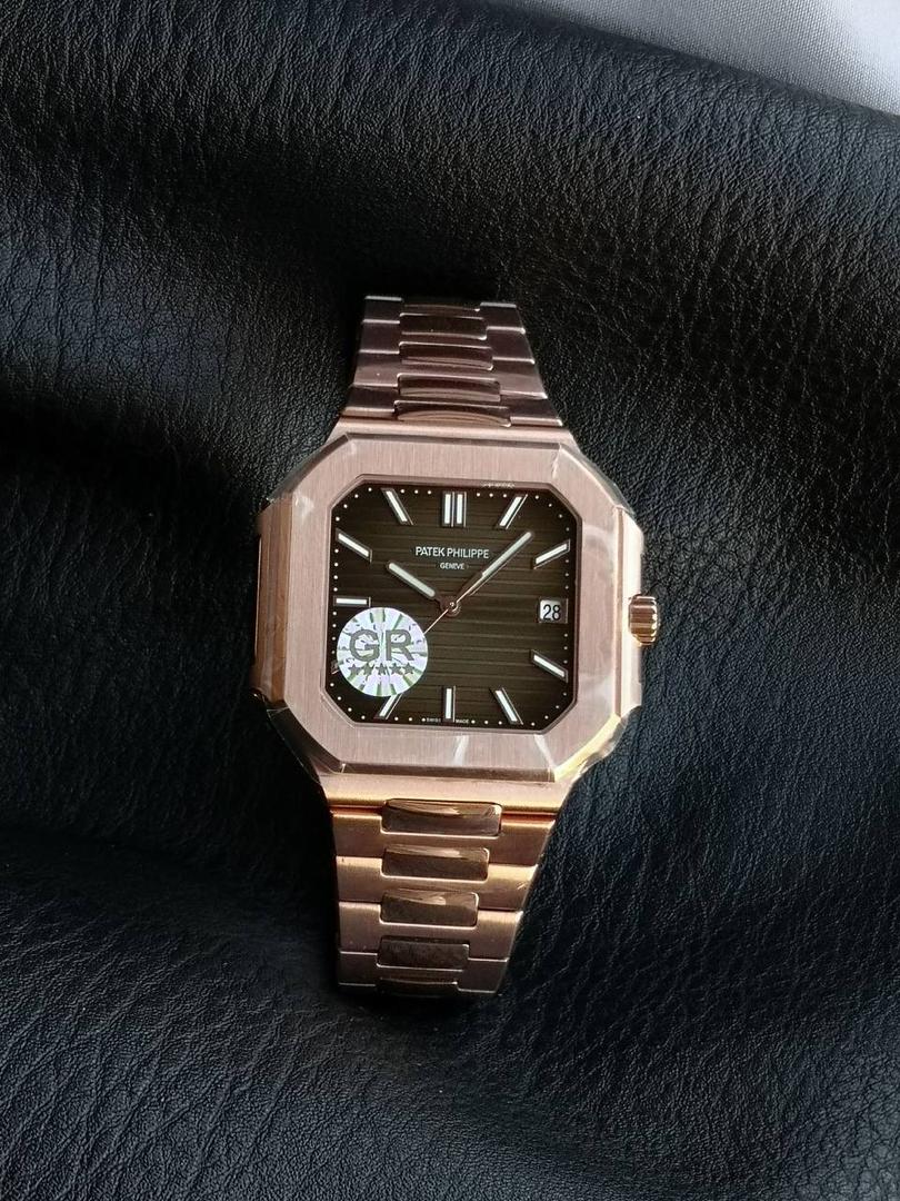 百达翡丽 方形 新系列CUBITUS 5821腕表 亮点特色：1️⃣机芯:搭载定制9015改Cal.26-330 SC一体机，调时不停秒，调时不停秒，摆轮位置均与正品一致，自动上链机芯。2️⃣钢带:316L定制级人体工程学表带，新扣款式。3️⃣表壳:尺寸45毫米厚度仅8.3mm，为表壳对角线长度(即10点位至4点位),因为表壳近似于方形，上下边的宽度会小于这一数值，所以视觉效果并不是很大。 搭配上，5821属于运动风格腕表，日常搭配正装和休闲风格也可以。