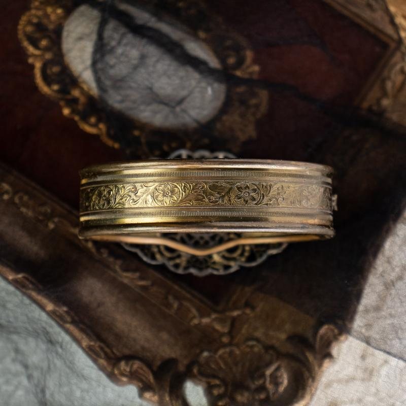 Vintage Mid-century Sophisticated Victorian Style Purple Glass Filigree Bangle /Bracelet (EA1848)