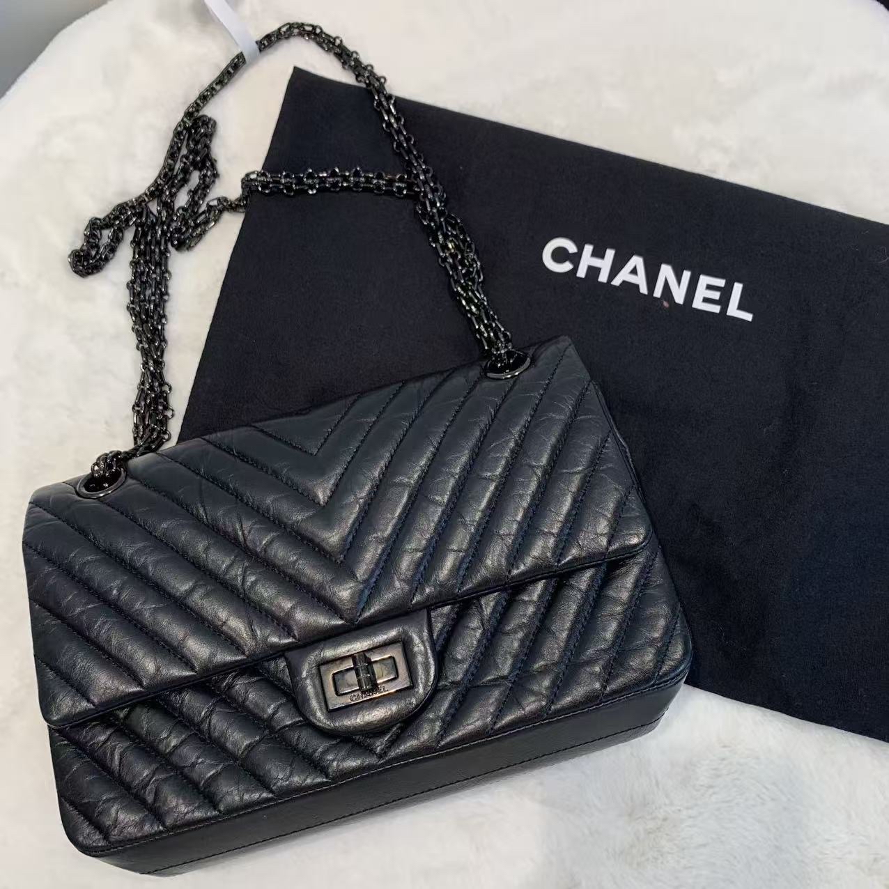 Chanel 香奈兒2.55中號 So Black 全黑牛皮 做舊風V紋 經典款鏈條斜挎包