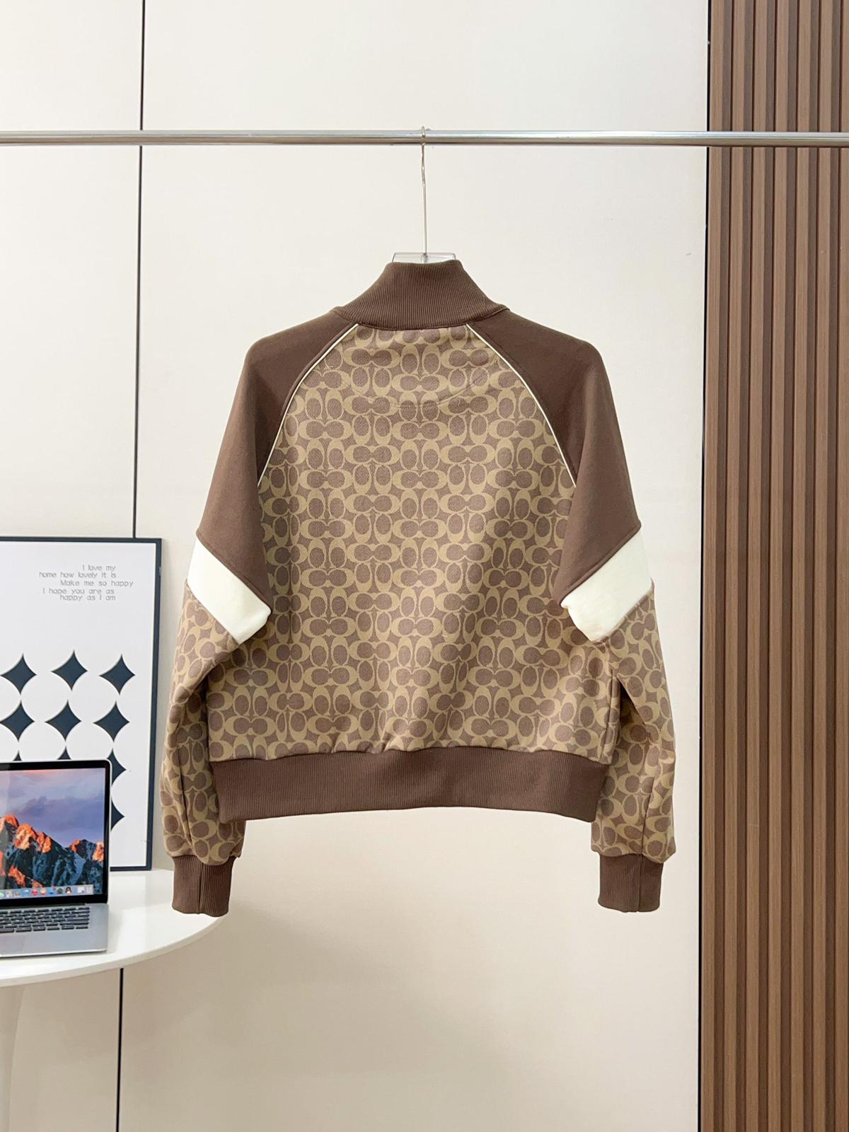 $280件。 C×oach 立領滿印拼接外套