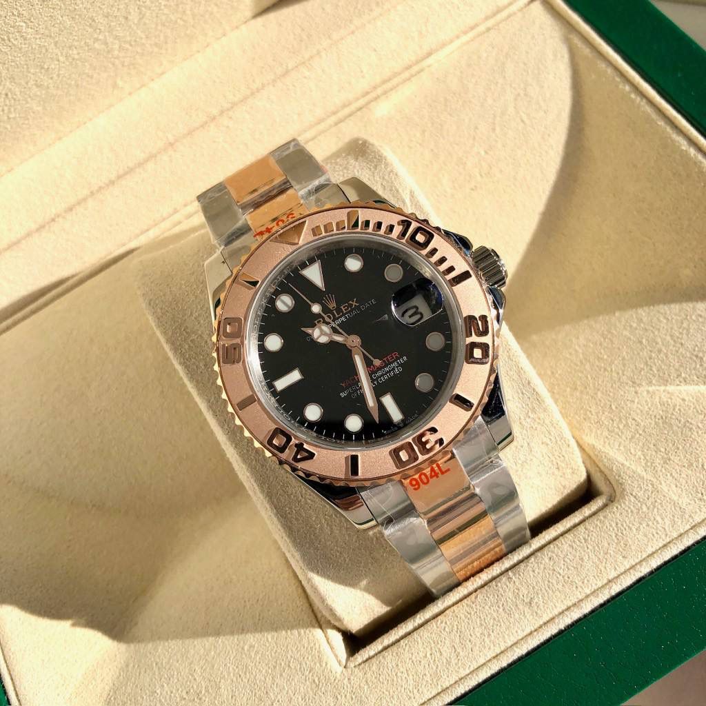 【经典名仕 一劳永逸】劳家爆款游艇名仕型系列m116621-0002男士腕表40mm间玫游艇出货，继续秉承AD家族优质特色、独家出品一表一码，三码合一 【机芯】搭载AD专注而制0️⃣返修、💯全新原装西铁城8215全自动机械机芯，走时精准，性能优异，动力储备高达48小时 【表壳】316L精钢表壳 高端同步防指纹[强]陶瓷圈口原版同步双向旋转，完美呈现与原版一致的弧度、光泽，超强高密度矿物质玻璃镜面，精致的做工完美秉承原装的潜水游泳🏊‍♀️性能 【字面】大厂同步超强夜光，夜光刻度、表针无瑕疵斑点、晶莹剔透，细节同步正品，内影圈刻字清晰，字体匀称 【表带】搭载316精钢表链可调节原装表扣