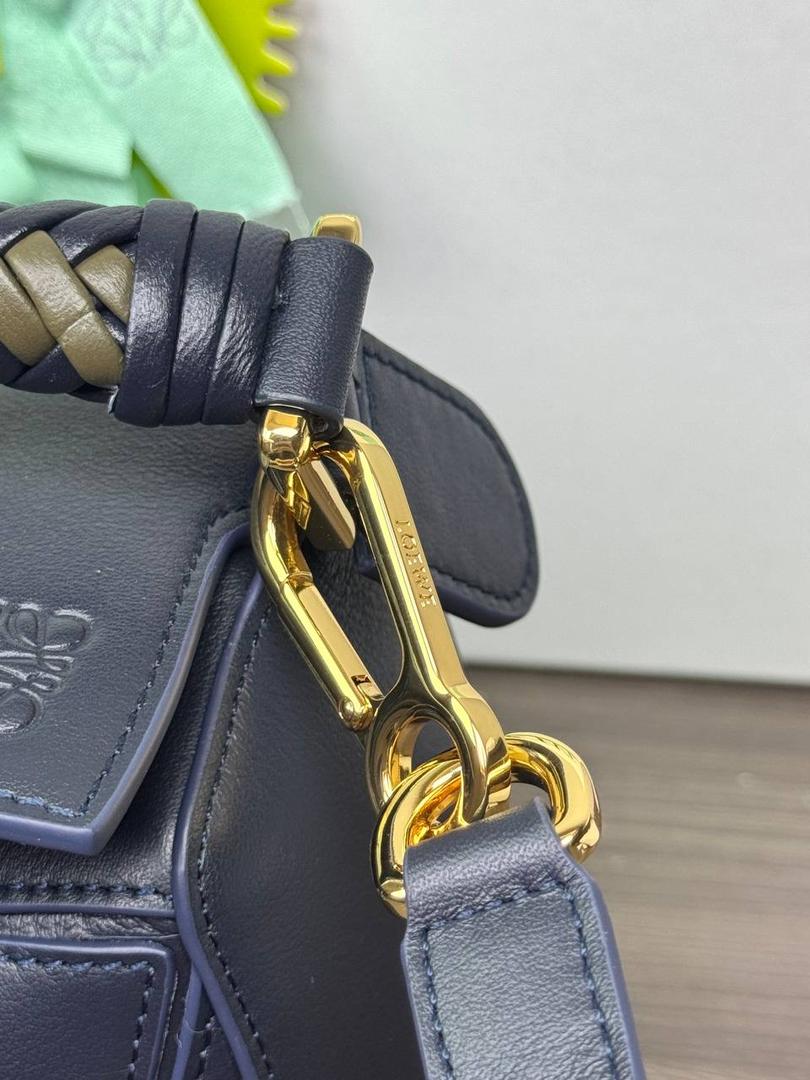 🎈最新编织手腕𝙋𝙪𝙯𝙯𝙡𝙚 ——【深墨水色/深卡其】 尺寸：𝟐𝟒-𝟏𝟎.𝟓-𝟏𝟔.𝟓𝐜𝐦 编码：062405 【配全套礼盒】 ♥️以罗家经典几何设计，搭配独特的编织手腕，绒面内里。 ♥️容量大，经典百搭，可拆卸肩带，有单肩，斜挎，手提等多样化背法。随性时髦洒脱，实用性强。 ♥️独家背景➕独家品质➕独家全套砖柜礼盒套装，市场高端品质皆在我手✌🏻