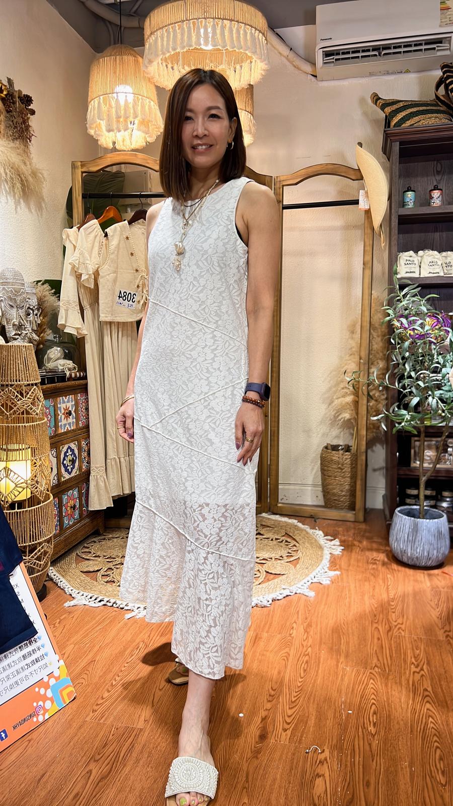 3117 White x Lace Emb Sleeeless OP