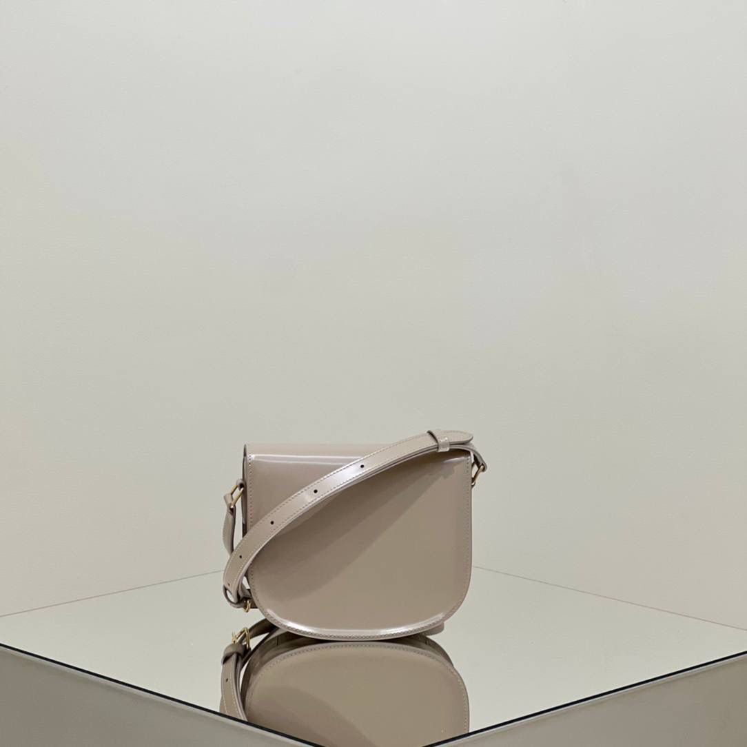 🔥大货实拍图 𝗖𝗘𝗟𝗜𝗡𝗘 ♥ 𝗧𝗘𝗘𝗡 𝗕𝗘𝗦𝗔𝗖𝗘肩带马鞍 型号：110413 尺寸：18.5*16*6cm 𝗖𝗘𝗟𝗜𝗡𝗘 𝟮𝟮秋季最新款Teen Besace凯旋门系列手袋，更俏皮活泼的包身设计与凯旋门金属标志完美结合，打造独一无二的时尚品味。