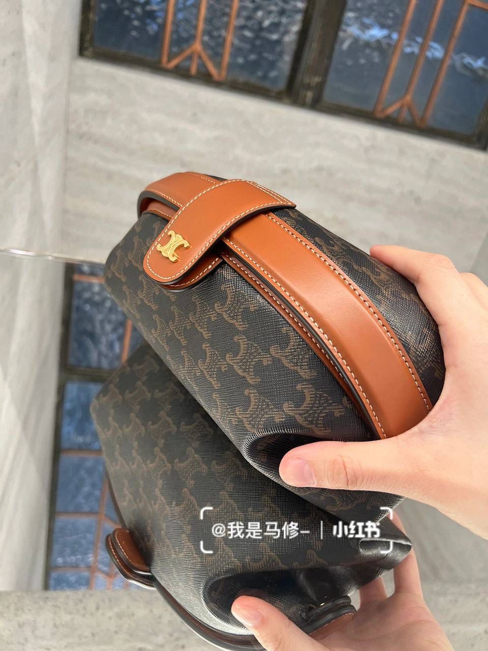 🔥大货实拍图 𝗖𝗘𝗟𝗜𝗡𝗘 ♥️ 𝗧𝗥𝗜𝗢𝗠𝗣𝗛𝗘手拿包 型号：100772 尺寸：24*8.5*15cm CELINE老花系列又新晋一款手包，容量很足够，试过手抓起来不会扁扁塌塌的感觉💫