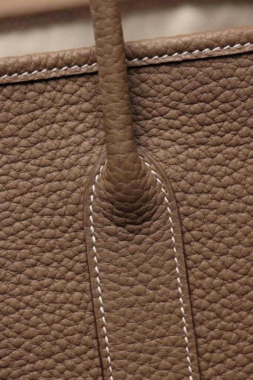 Hermes 爱马仕 Garden Party 30 大象灰花园包👜✨ 尺寸：30*20*13cm 花园包独家渠道货，独家欧洲原厂皮原厂五金组装ZP尾单货，独一无二的天花板渠道货 面料是采用法国原厂的Togo皮，纹路清晰，颗粒感饱满，手感细腻，扑鼻而来的香味，爱不释手 版型真的是决绝子 喜欢大包的就入手吧 😍🤟🏻