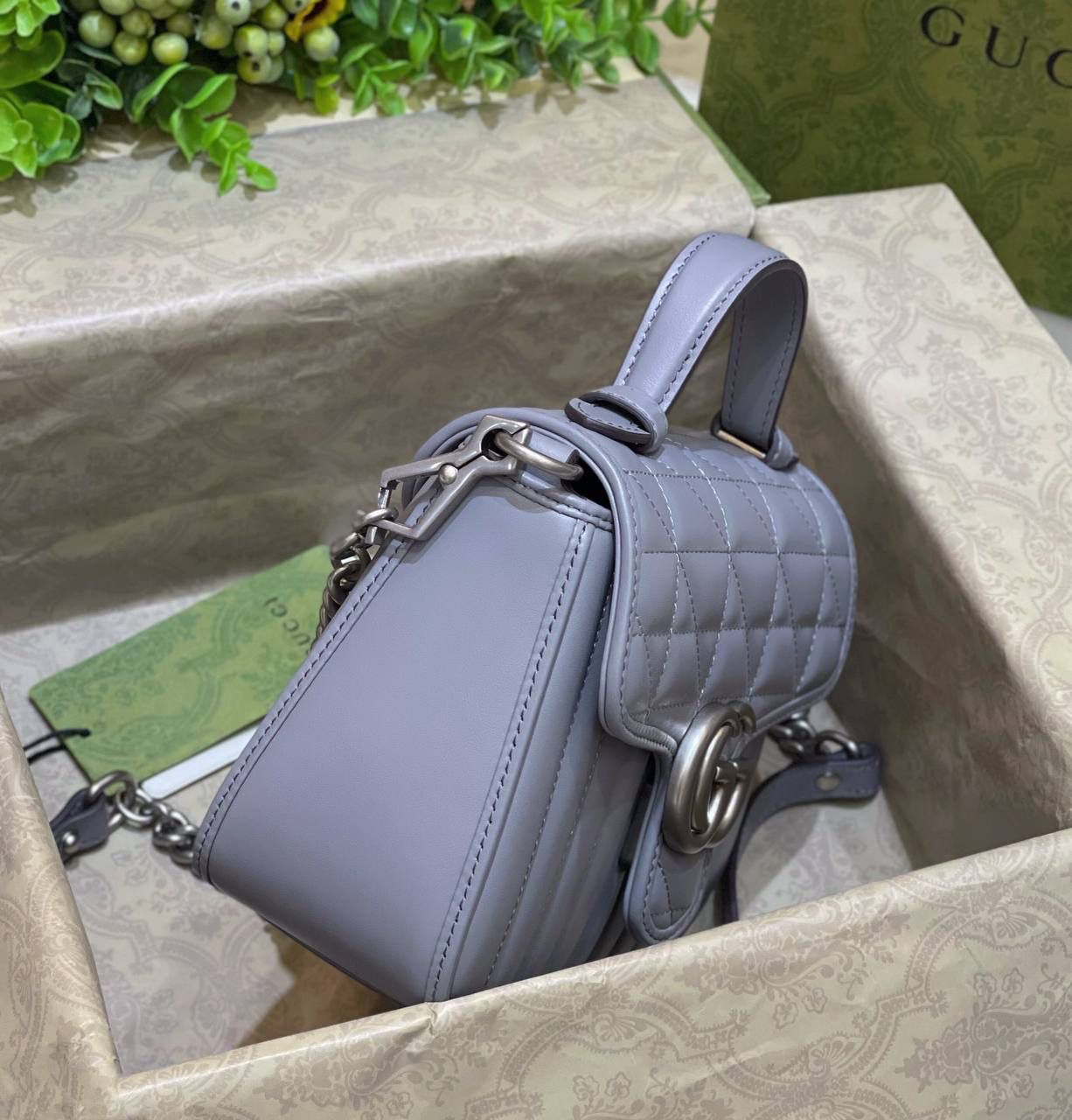 ✈️✈️✈️ 🔥𝙈𝙖𝙧𝙢𝙤𝙣𝙩 菱格原厂皮# ▫️型号583571 ▫️尺寸 21*15.5*8cm G家新款系竖菱格主题，焕新演绎经典造型，选用原厂牛皮材质，饰带银灰色双G，可拆卸金属链肩带设计，可令手提包轻松转换成肩背包，打造多种携带选择。