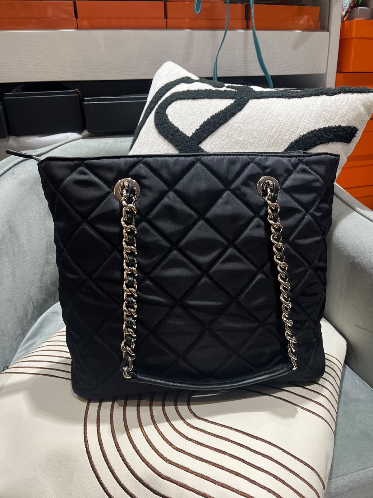 Prada nylon shoulder bag  100%Authentic ,98%new✅dust bag