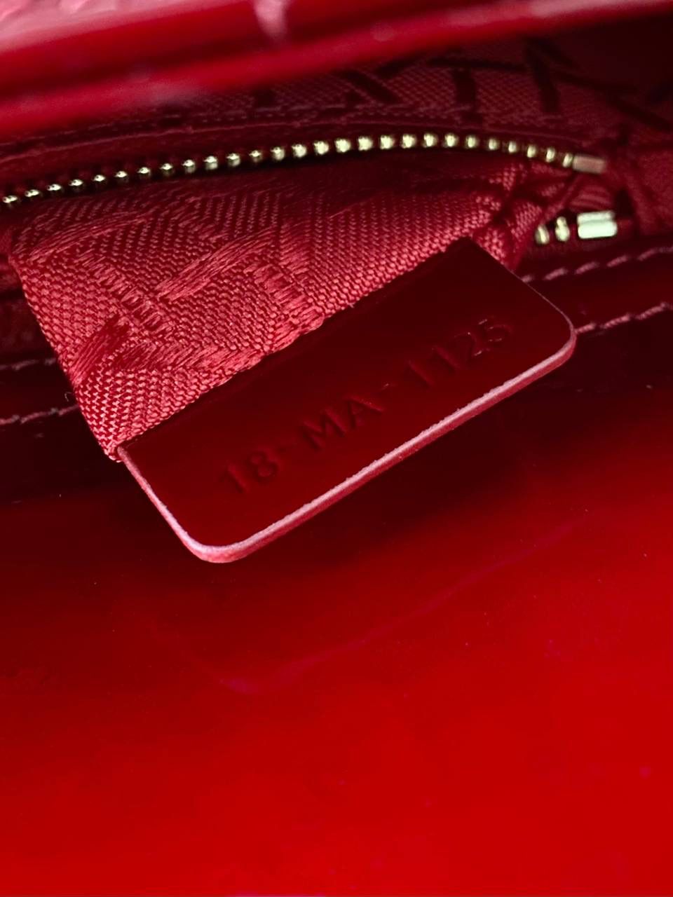 红金❤️‍🔥𝗗𝗜𝗢𝗥 𝗟𝗮𝗱𝘆三格漆皮款 全面升级，终极版本 经典款真是爱不释手毫不夸张 春夏秋冬四季包 优雅气质 可甜可咸 漆皮材质更是精致 高级感扑面而来 两条肩带，自由切换风格🌟 17×15×7cm 5310m