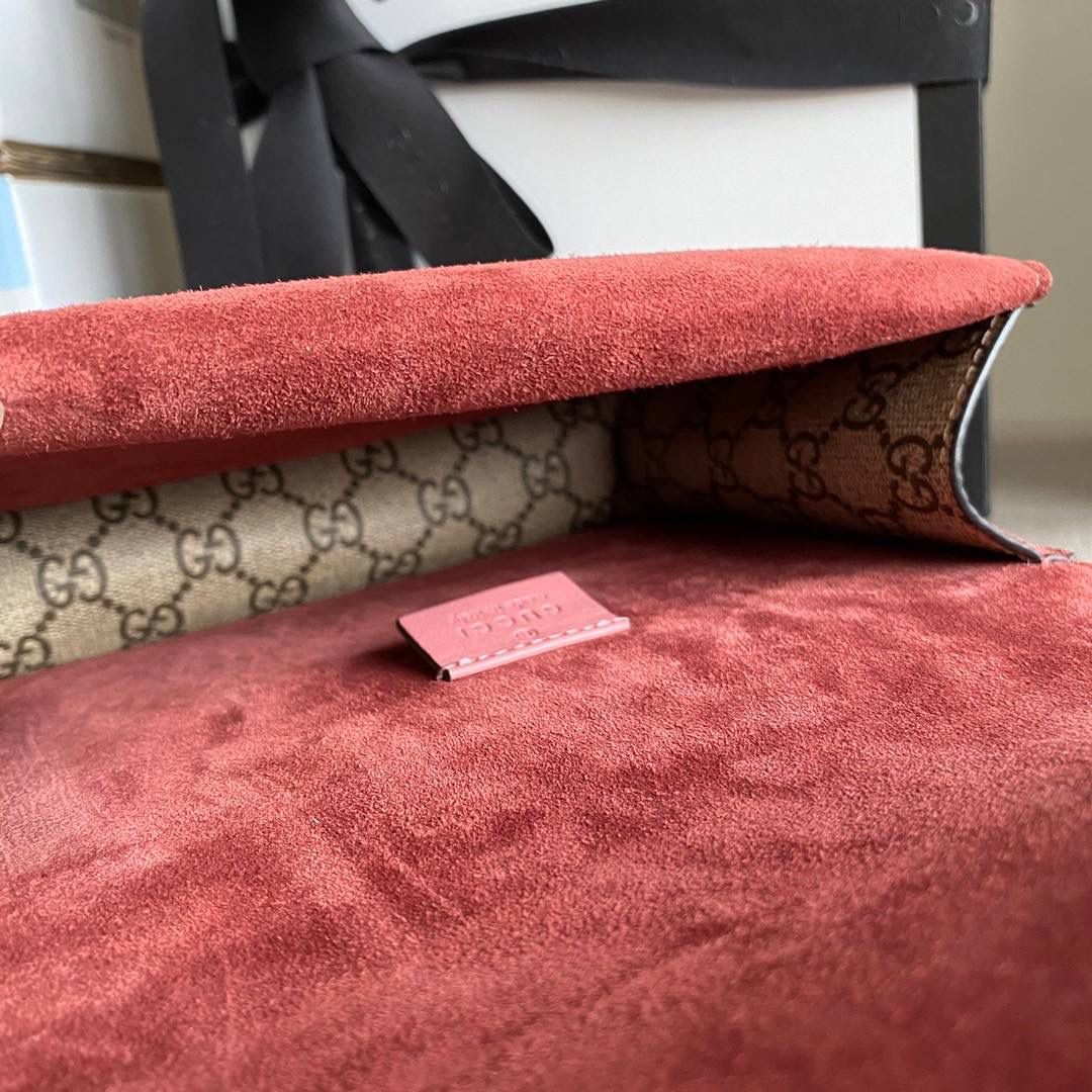 👜独家特级正品品质 g的经典之作，新包装！421970小号酒神包，20165cm！颇具结构感的迷你包，高级人造革花朵图案中配以织纹虎头马刺扣滑动链条包带有多种背法，可在肩背和手提之间自由转换. 附带️全套最新绿色系列环保包装✨🔥