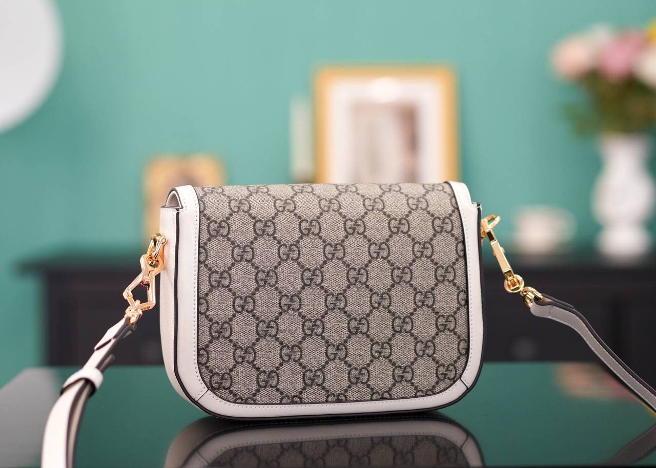 🥯Horsebit 1955系列迷你马鞍包 老花白20cm 正品售价,500 独家原厂皮发售 限量级别 GG家1955马鞍包已经火爆到人手一支的节奏，超级大爆款！ 这次出了迷你尺寸配可拆卸双肩带，简直超哇塞 马衔扣标志性设计，复古原厂牛皮配上最受欢迎pvc元素，皮肩带布肩带任意更换~ 官方款号 658574 尺寸小号：20.5x14x5cm 大号：25x18x8cm