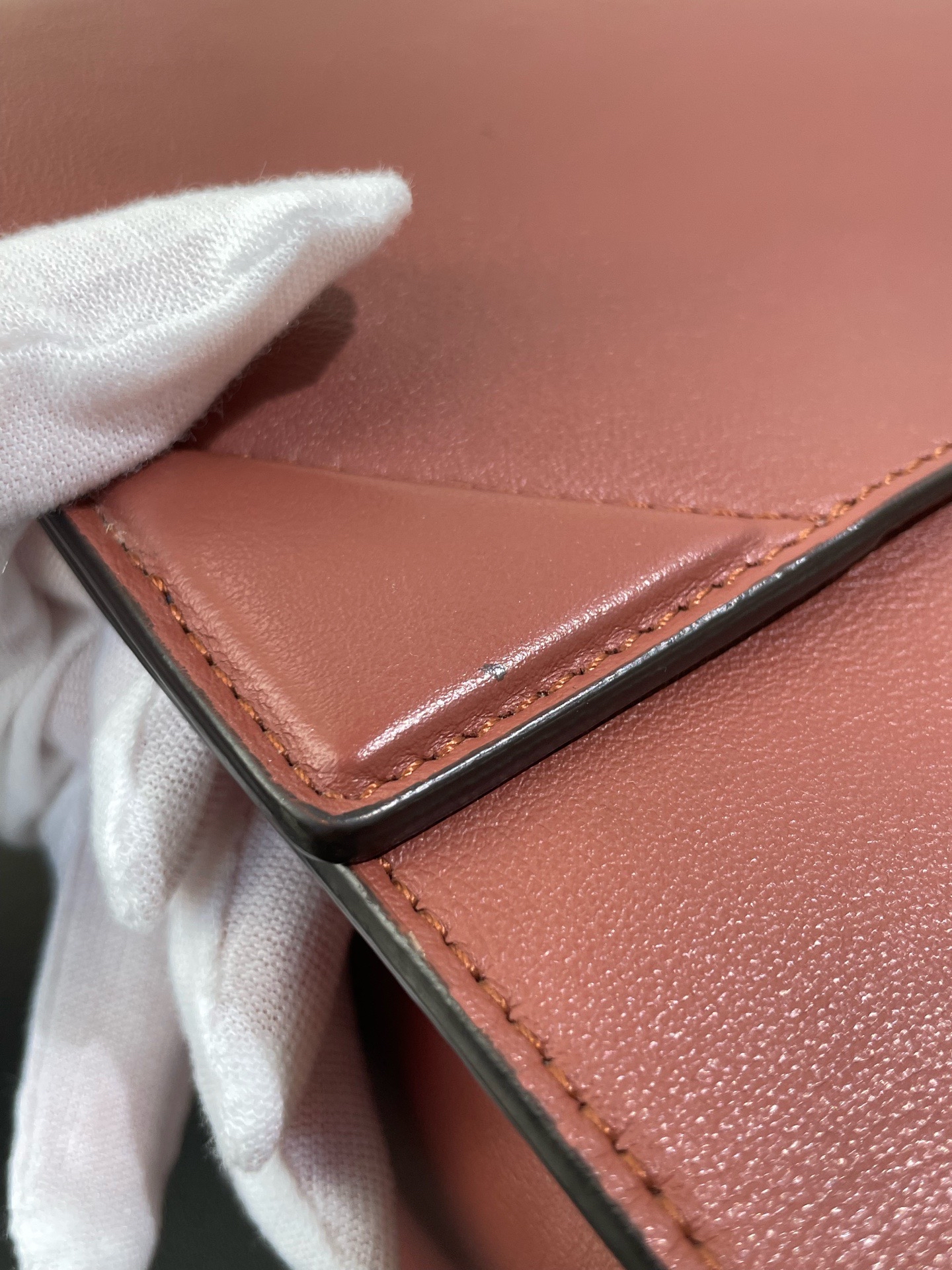 【預訂貨品】Fendi 豆沙色油蠟皮復古郵差包