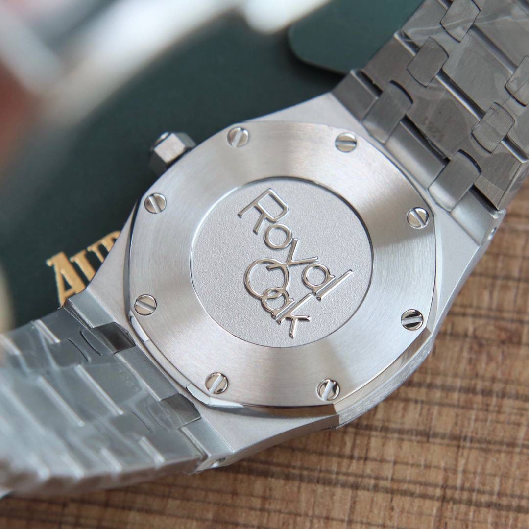 🚀原单AUDEMARS PIGUET爱彼 皇家橡树系列67女士石英腕表 独家原版拆解开模 所有配件均可原版互换使用，搭载原装瑞士F04111石英机芯。走时精准！全程CNC打磨，多次校对调整版型，棱角分明。表壳直径33MM,多边形状表圈与表壳精密相合，表圈以六边形螺丝栓固定在表壳上（圈口镶嵌精美施华洛世奇钻，璀璨夺目）表带链节精致规整，链节经过上百次细致的打磨处理，呈现出完美的纹理。折叠式表扣开合简单，佩戴方便。腕表表耳处呈弯折状，可以保证腕表与腕部更加贴合。表盘镌刻“Grande Tapisserie”大方格纹装饰，搭配荧光立体时标和皇家橡树指针，宽大的指针和时标让读时简单清晰。三点位置日期显示窗口，以阿拉伯数字显示。腕表为密闭表底，表底上镌刻皇家橡树系列的英文名称“Royal Oak”字样✨🔥