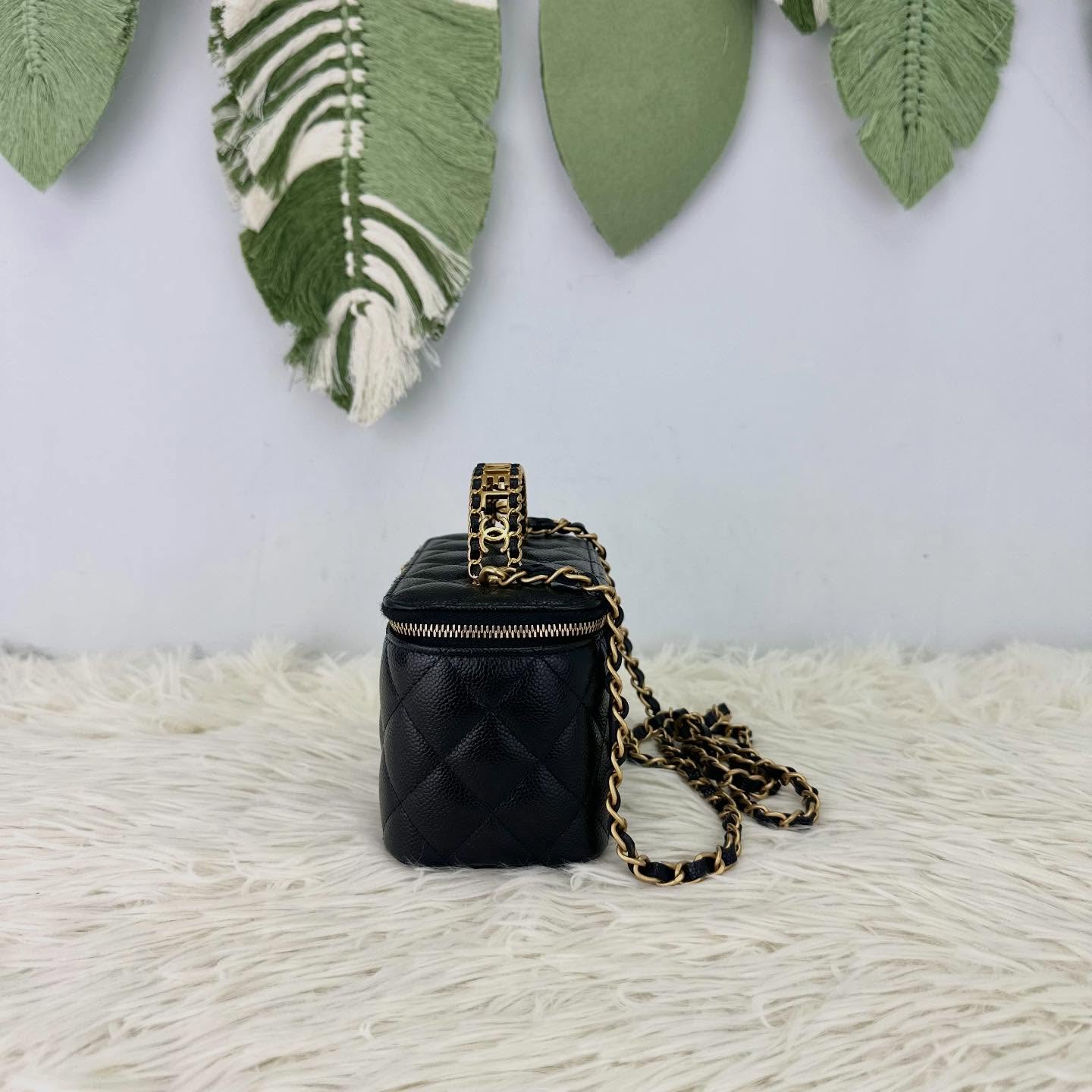 CHANEL 🤍PRE OWNED 22s Handle 字母款黑金荔枝皮 長盒子🖤