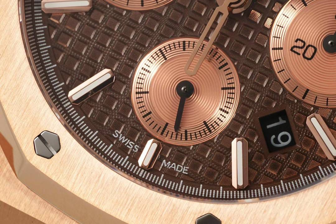 🚀新品来袭——爱彼26331OR皇家橡树多功能计时机械腕表41MM！💯 特点：表壳结构跟足原装正品，装配方式原装一致，使厚度比以往的更薄！ 旋入式表冠，按入式的计时按钮跟原装一致，才不会一眼假！(区别于市场计时和复位键都是旋钮后才可以按入) 1⃣️【机芯】7750改原装机芯 6字位小秒 功能与原装一致！ 2⃣️【表镜】镜面和正品一样采用的是蓝宝石玻璃镜面，和正品放在同一下角度对比，保持一样的通透明亮度，一致的防炫光效果！3⃣️【表壳】表壳精钢材质，采用原装数据开模，顶级打磨，不管是纹路还是质感都接近原装，通过拉丝和部分抛光打磨处理之后，忽明忽暗展现出精致而硬气的独特气质！ 4⃣️【头粒】最人性化的可松动头粒缓冲，确保更贴合手腕，佩戴更舒适。 5⃣️【表盘】还原正品表盘的细腻精致，立体工整的盘面“饼干纹理”和原装一模一样，经典的大网格凸显爱彼的特点，采用进口超强夜光！表盘细节做工秒杀市面其他！ 可搭配橡胶带和皮带，满足你更多需求！