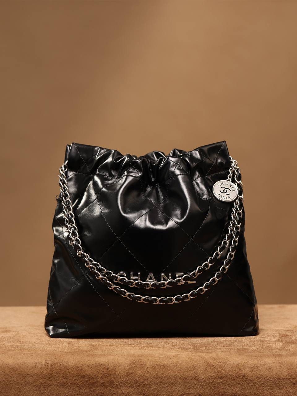 小香2022主打的爆款❤️‍🩹👜 22 bag已经火爆全网全球 我们简称“垃圾袋”，确实有点像垃圾袋 不过实用 我们只做渠道货 我们只做原厂皮独家渠道货 唯一对版的渠道货 22bag 黑色银字小号🤟🏻 小号：35 X 37 X 7cm 中号：39 X 42 X 8cm