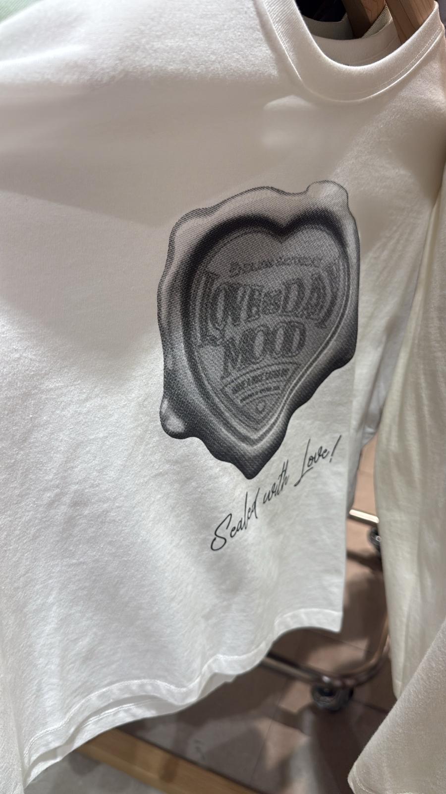 Satur 蓋章logo women size tee 半價cream Wm（預購10-14天）