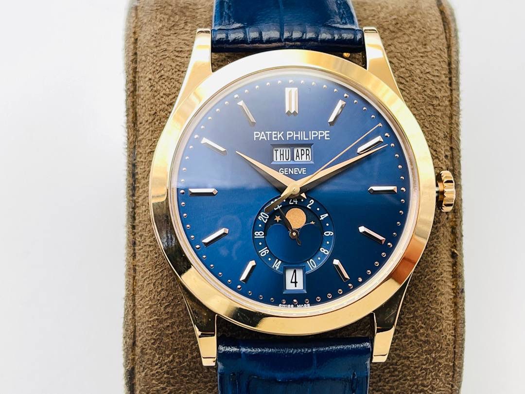 🌐西装暴徒“最佳时计”——百达翡丽5396复杂功能计时系列腕表🌐 【表壳】38MM表径，圆形表壳闪亮的金属光泽流动在表盘流畅的线条上，展现出了腕表出色的设计风格与打磨工艺。 【表盘】华美的炭灰色太阳纹表盘，复杂功能井井有条的安排令其看上去十分的对称，丝毫不会有突兀之感，通过优美的太妃指针的点缀，无论是指针还是时标的细节修饰，看上去都非常的完美，6点位日历窗的显示清晰明了，让年历功能的读取变得更加方便。 【机芯】还原出百达翡丽的Cal.324 S QA LU 24H/303型自动上链机芯，提供了时、分、秒、月相显示、日历、星期、月份以及24小时显示的功能，这块机芯使用了34个宝石轴承，振动频率为4Hz，可提供最长45小时的动力储备。 年历腕表还拥有一个不可否认的优点，便是它与正装服饰的搭配，年历表的从容再加上正装的优雅，其所散发的魅力实在是呈倍数增长。