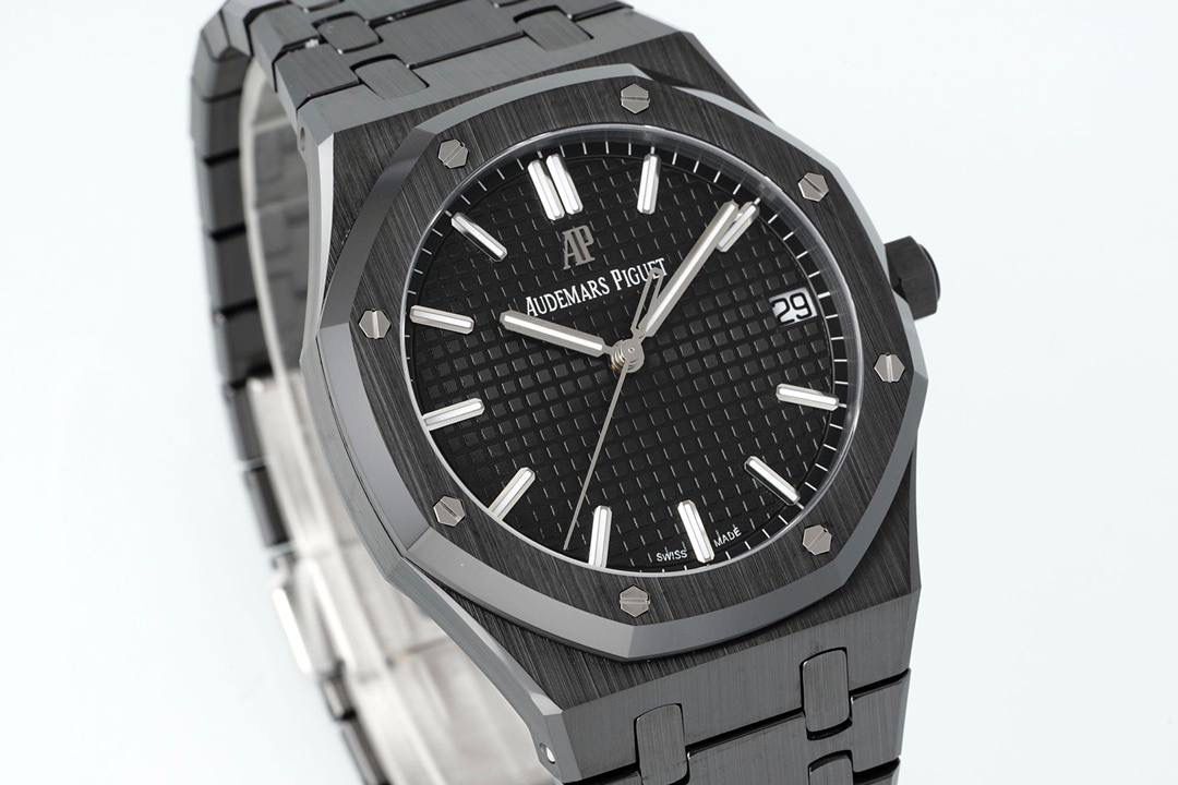 🚀新品爱彼15500全陶瓷款式全新到货，凭借陶瓷材质与cal.4302一体机复杂功能的结合，成为工艺与创新的典范，既延续了皇家橡树的经典美学，又突破传统材质限制，堪称现代高级制表的标杆之作 1. 陶瓷材质的优势 高硬度与抗刮耐磨：采用精密陶瓷（如氧化锆）制成，硬度远超不锈钢，日常佩戴不易产生划痕，保持长久光泽。 轻量化与佩戴舒适：相比金属材质更轻盈，减轻腕部负担，适合长时间佩戴。 抗过敏与耐腐蚀：陶瓷化学性质稳定，不易引起皮肤敏感，且抗汗水和腐蚀。 独特质感：表面经精细抛光或哑光处理，呈现深邃光泽或低调质感，一共推出三款配色黑色白色和稀有的蓝色 2. 表壳与表带设计 一体式结构：APS表壳与表带无缝衔接，延续皇家橡树标志性八角形表圈和“Tapisserie”格纹表盘，陶瓷材质赋予现代感。 复杂工艺：APS采用陶瓷烧结成型难度极高，需精准控制温度与压力，成品率低，凸显技术实力。 细节处理：表带链节经倒角抛光，边缘柔和，佩戴贴合手腕；表壳厚度约10.5毫米，兼顾复杂工艺与佩戴舒适性。💯