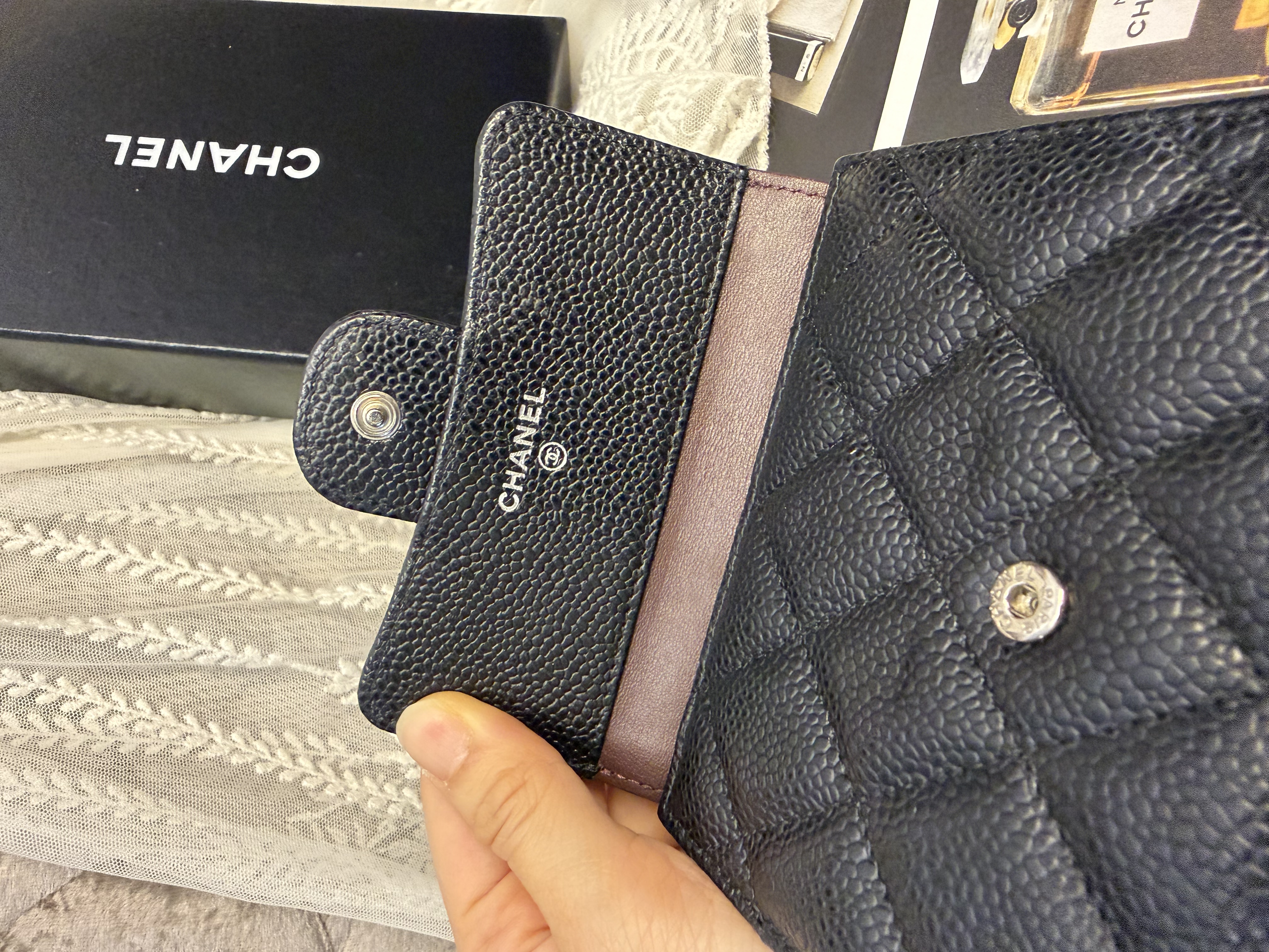 接近閑置 Chanel cc logo black caviar short wallet phw