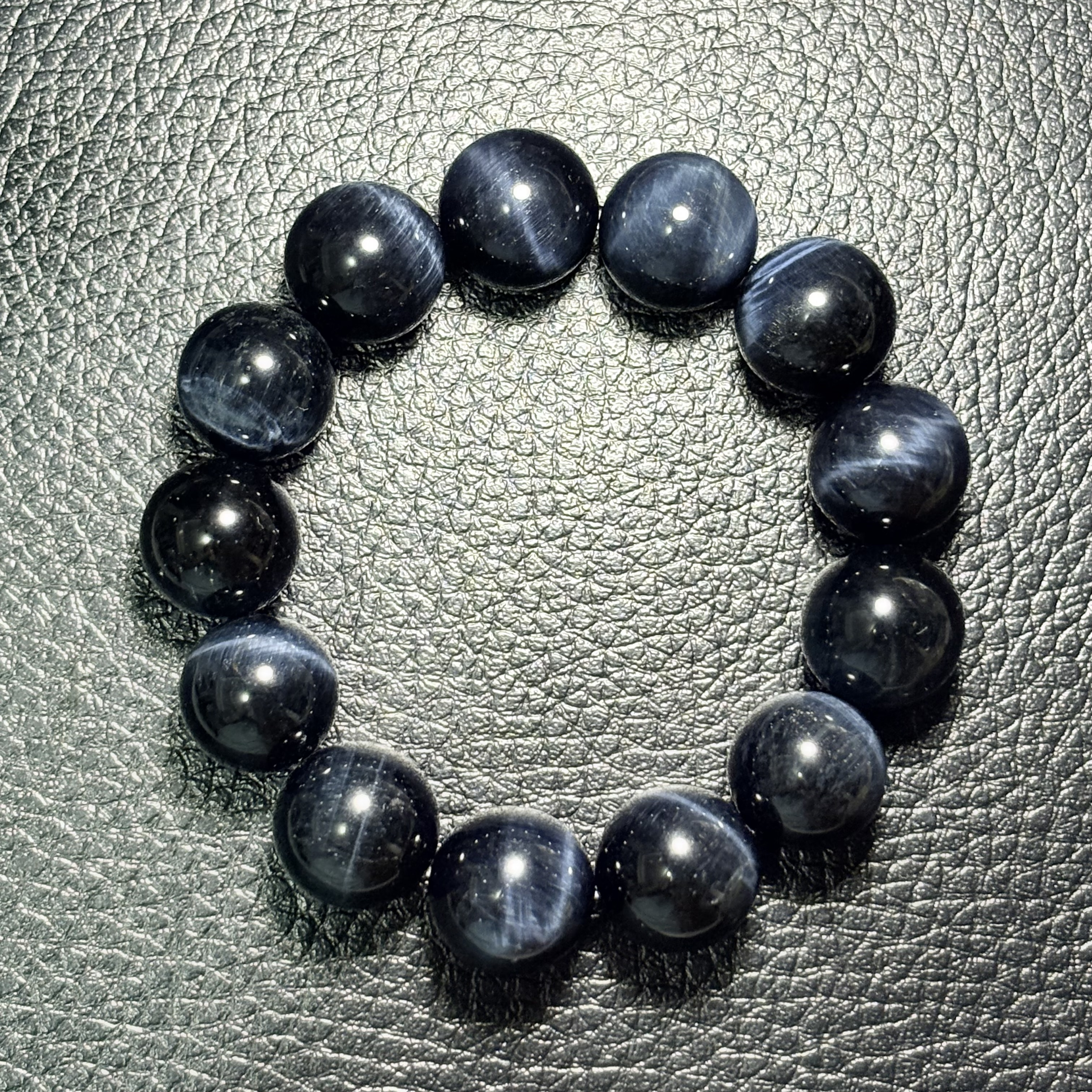 藍虎眼石手串 No.3583 | 規格：18 mm珠17cm 手圈丨附送證書