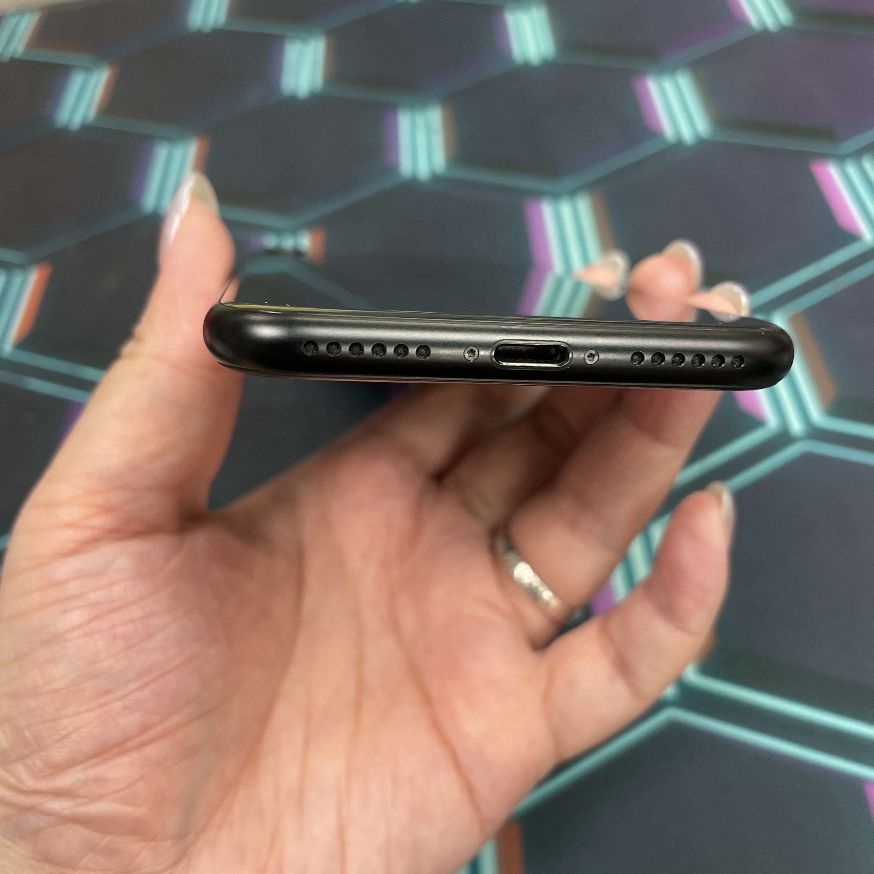 *7025 SE 2 勁靚機 128GB 電74 黑色 black