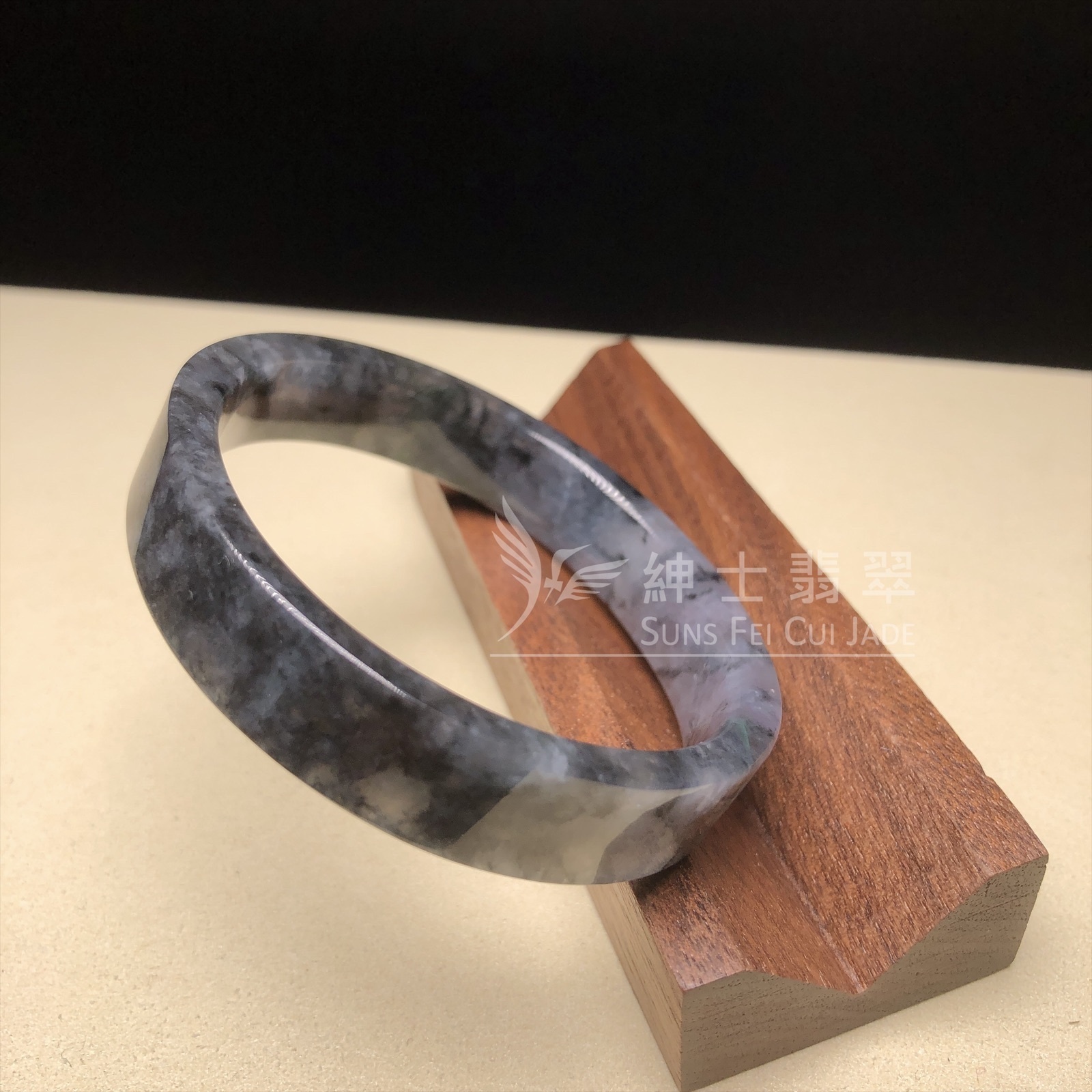 山水烏雞方貴妃鐲54.7mm C06241