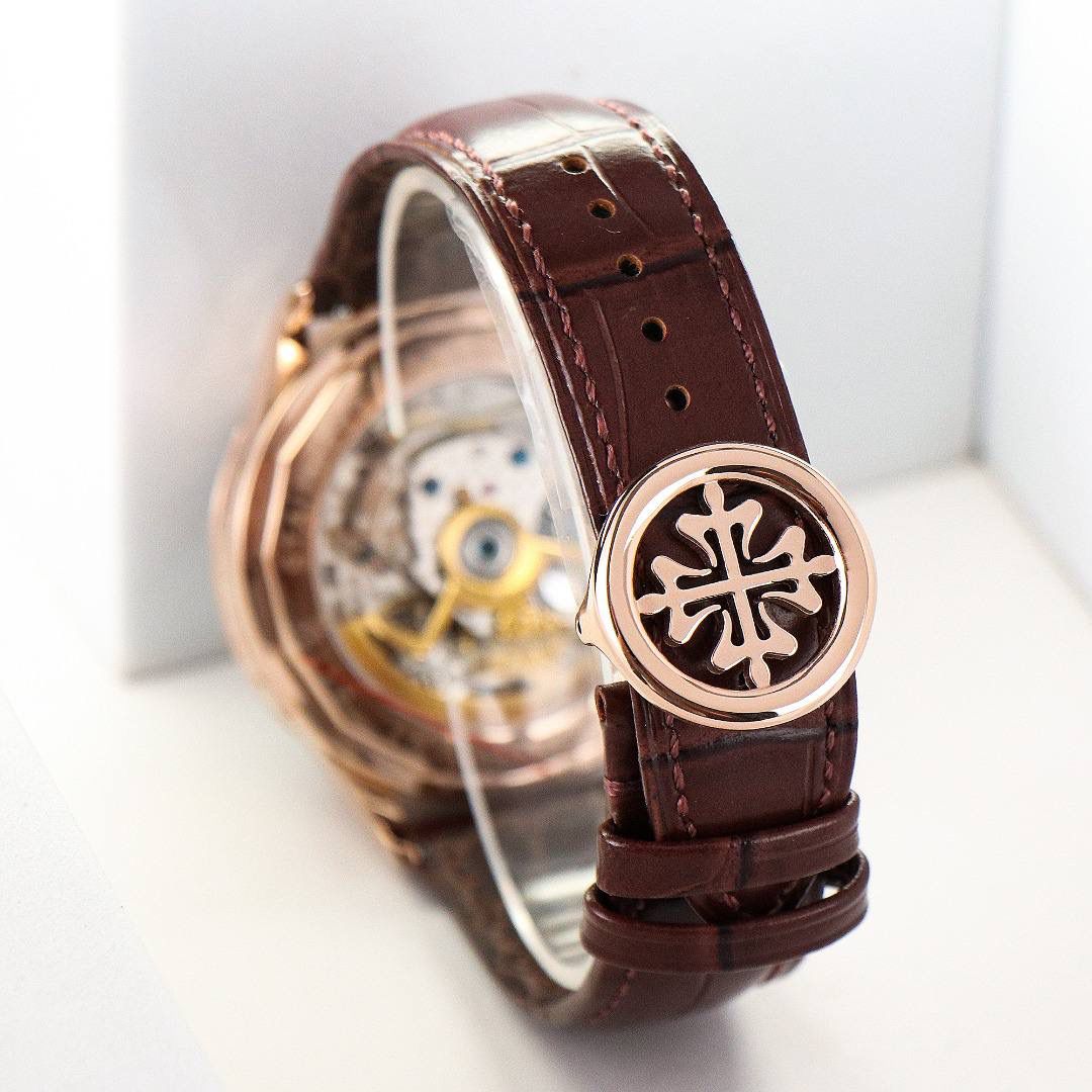 百达翡丽复杂功能时计5170G多功能腕表，堪称腕表精品当中的精品！😍✨🔥 腕表直径为42毫米，作为一款男士腕表，它的表盘大小适中。为我们奉上对称的美感，整个表盘的布局大方得体，包括了如此之多的功能的同时，又不会让人觉得繁杂。 机芯采用了7750机芯完美还原正品诸多功能，提供了强大的时间衡量功能。意大利牛皮表带，专属的灯笼扣，任何季节，任何场所，任何职业人均适合佩戴，让手腕佩戴得更舒适，让气质绽放。此款腕表具有30米防水功能，满足大众日常生活，休闲度假必备腕表。 百达翡丽5170G可以说是腕表中的精品，功能方面的巧妙构思，外观上的合理布局，以及优越的机芯性能，无一不体现出百达翡丽的独特设计，一件经典的艺术品，一件完美的收藏品。