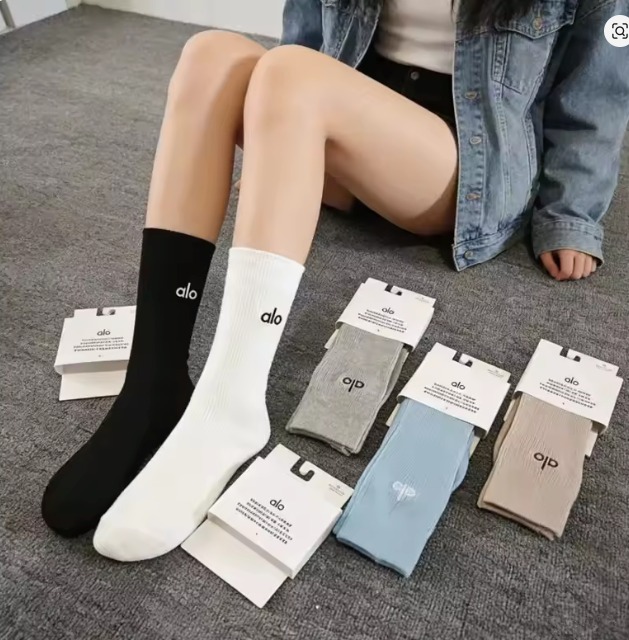 Alo Yoga Crew Yoga Socks  中筒纯色運動襪（一套3對）